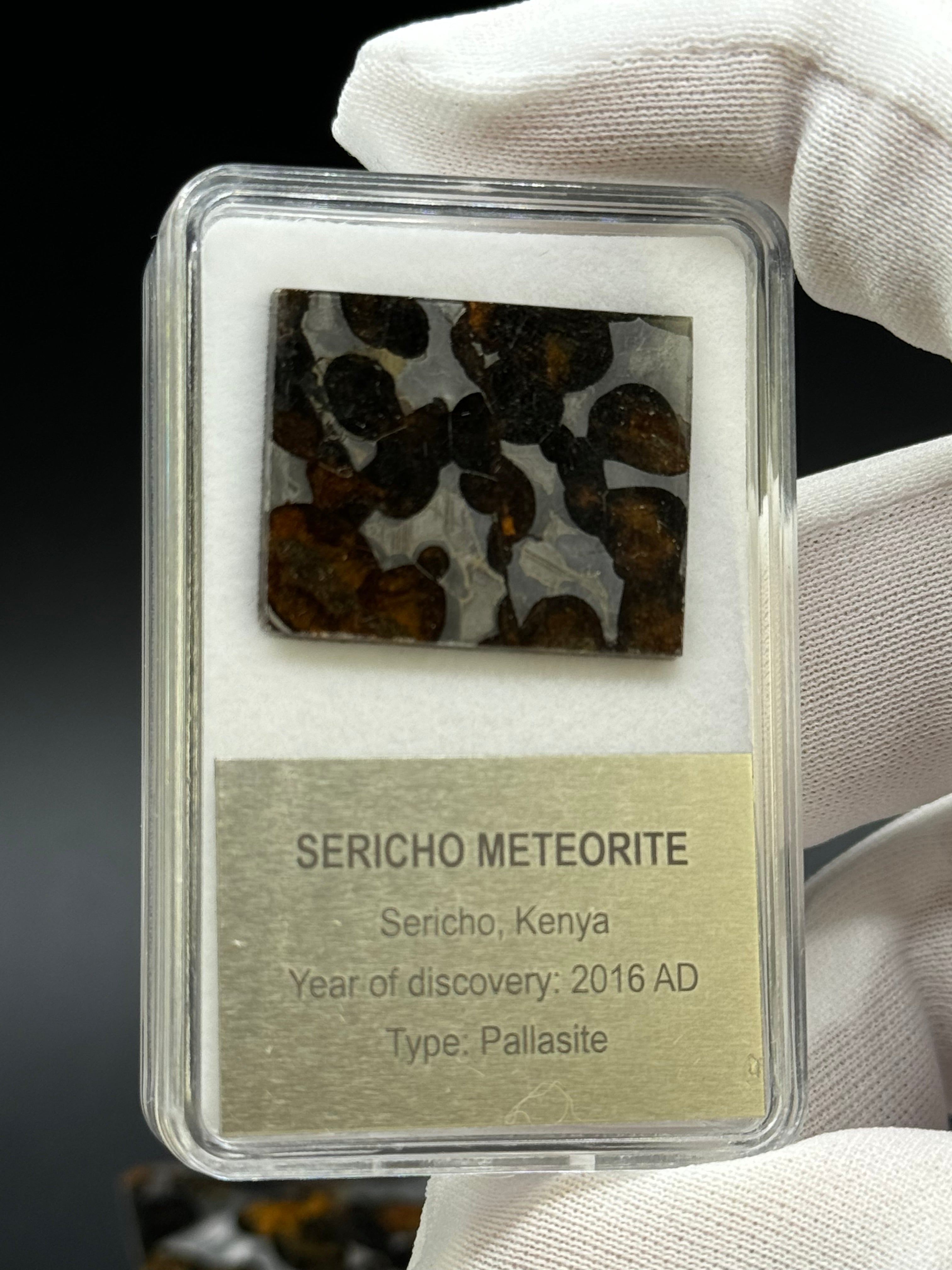 SERICHO METEORITE, KENYA. DISPLAY BOX. 4,4 GRAMS.