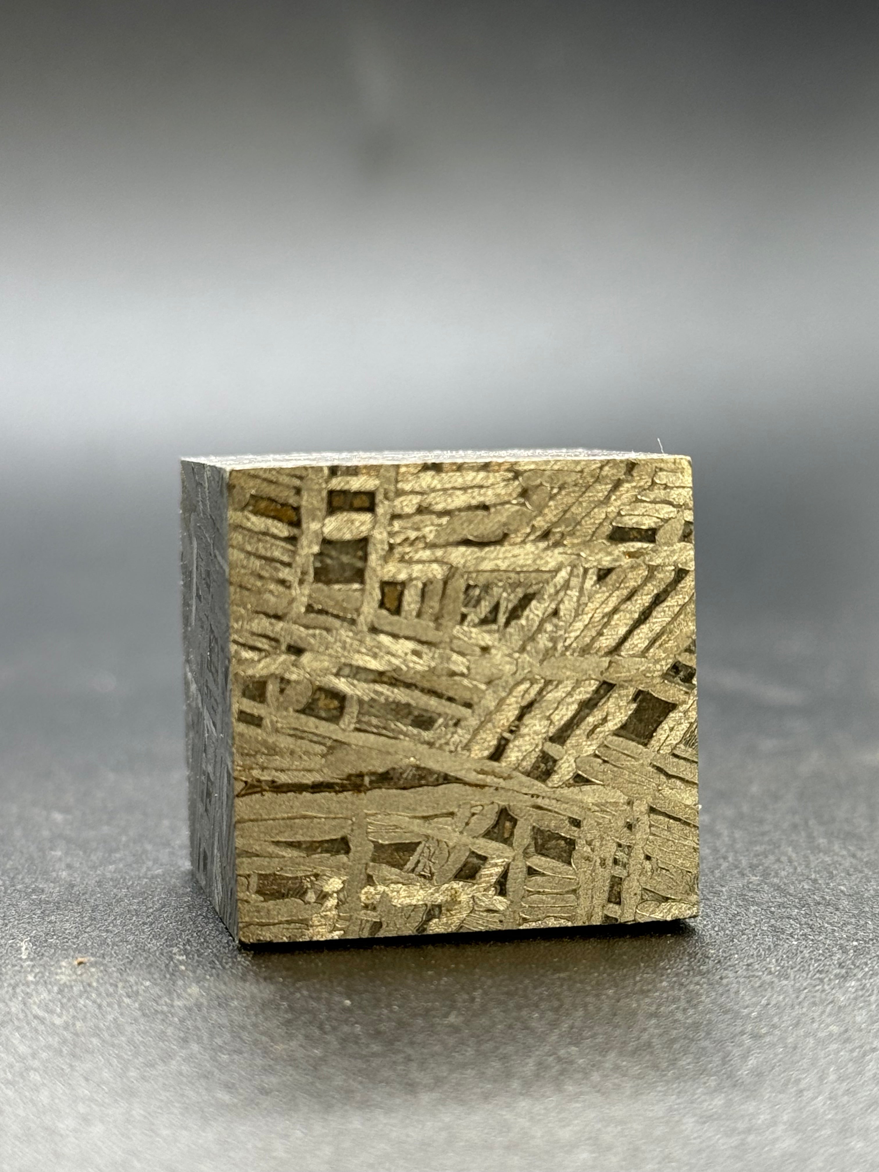 ALETAI, GOBI DESERT, CHINA. 190 GRAMS CUBE.