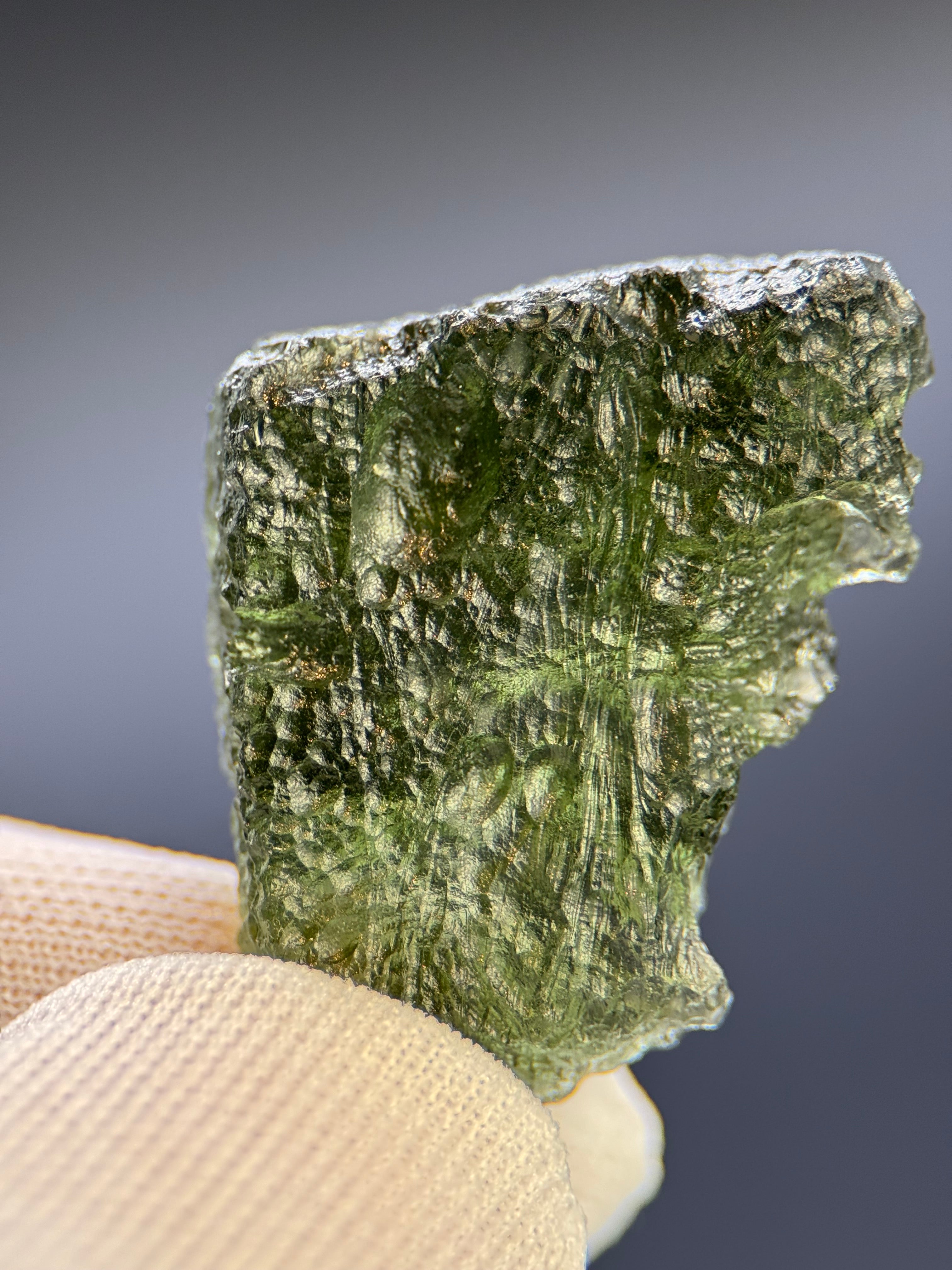 RAW MOLDAVITE, CZECH REPUBLIC. 5,64 GRAMS.