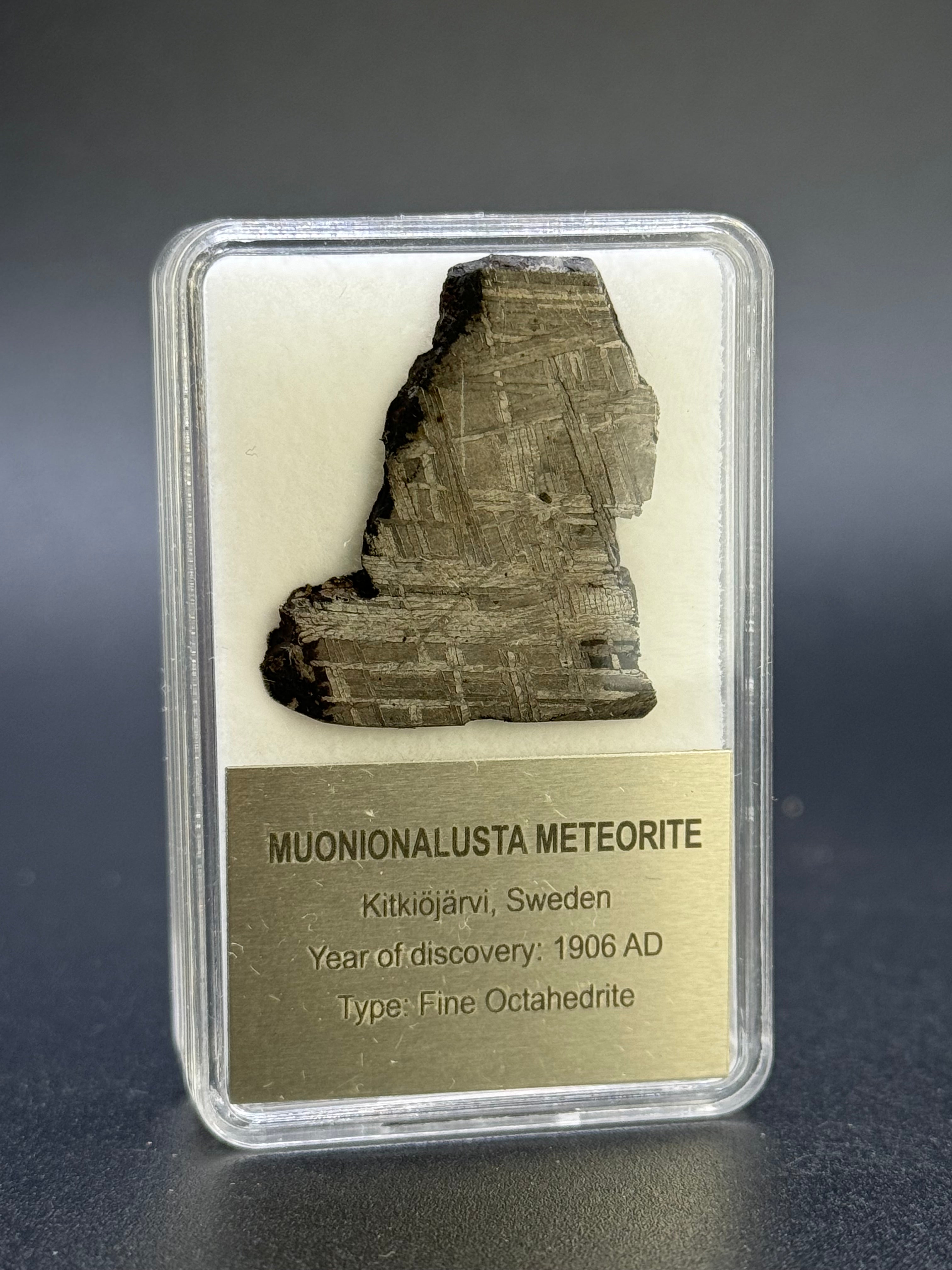 MUONIONALUSTA METEORITE, SWEDEN. DISPLAY BOX, 7,94 GRAMS.