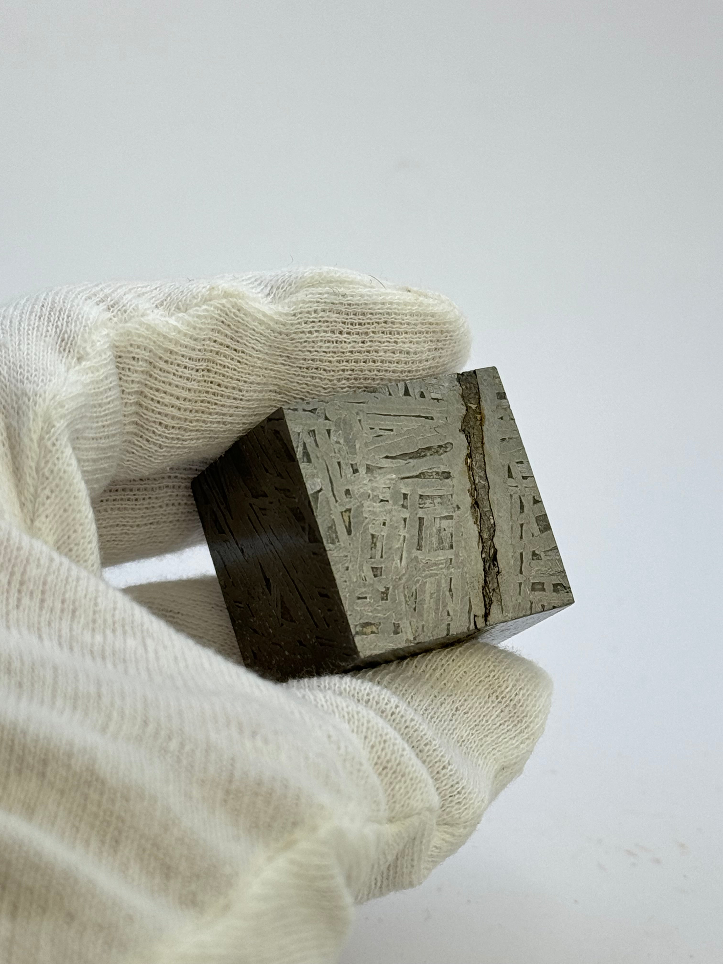 Aletai Meteorite, Gobi Desert, China. 191,97 grams Cube.