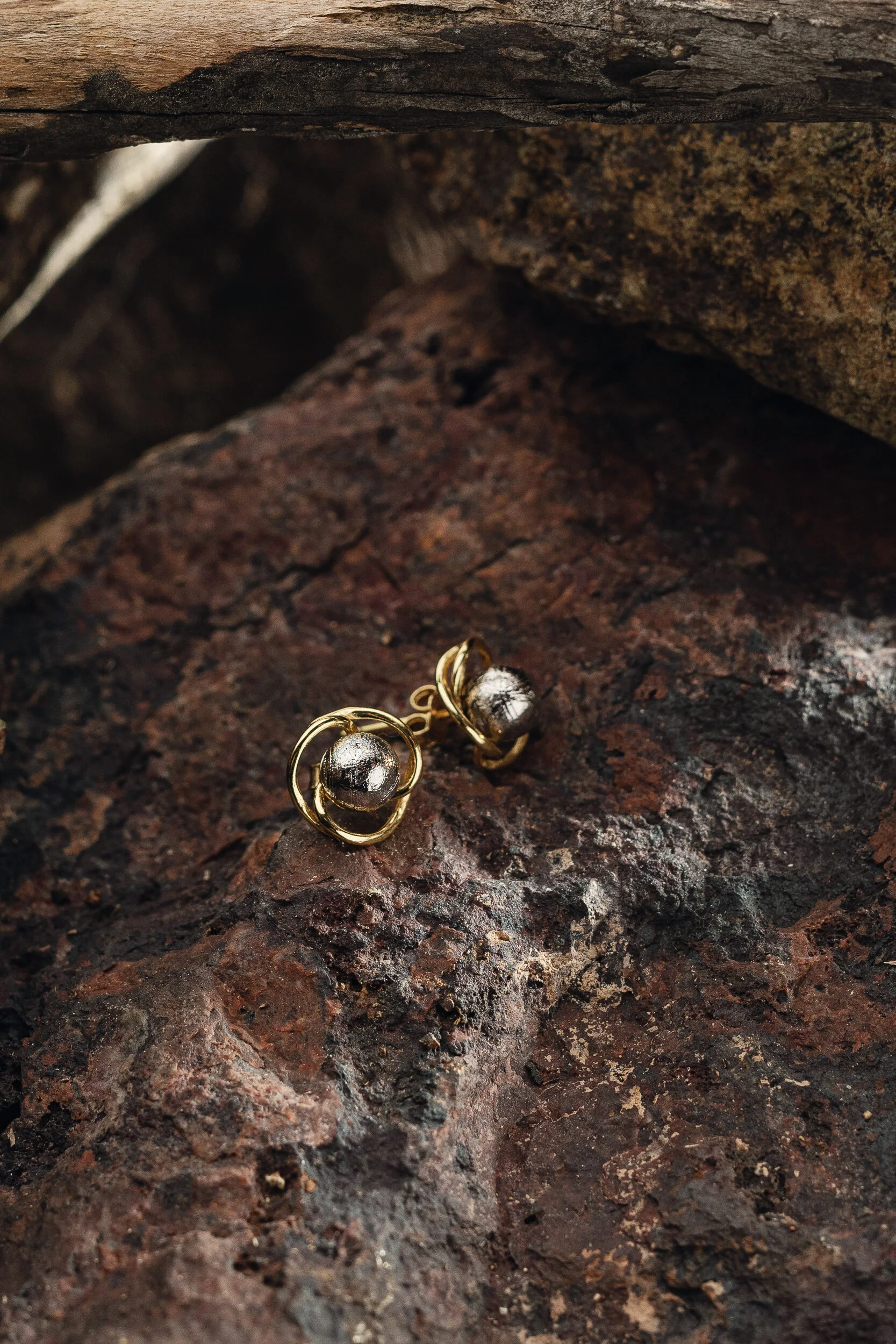 Muonionalusta meteorite Atom earrings