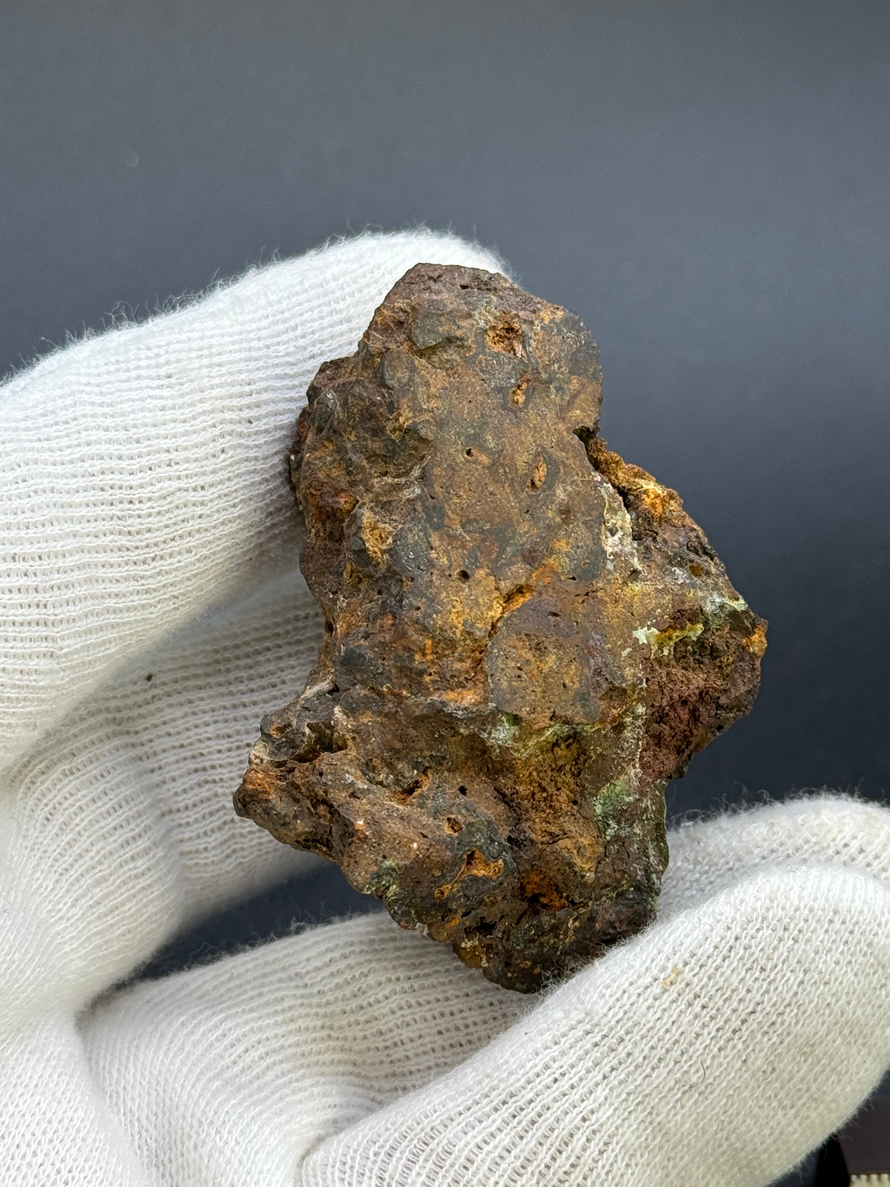 Sericho pallasite meteorite, Kenya. 85,9 grams full meteorite.