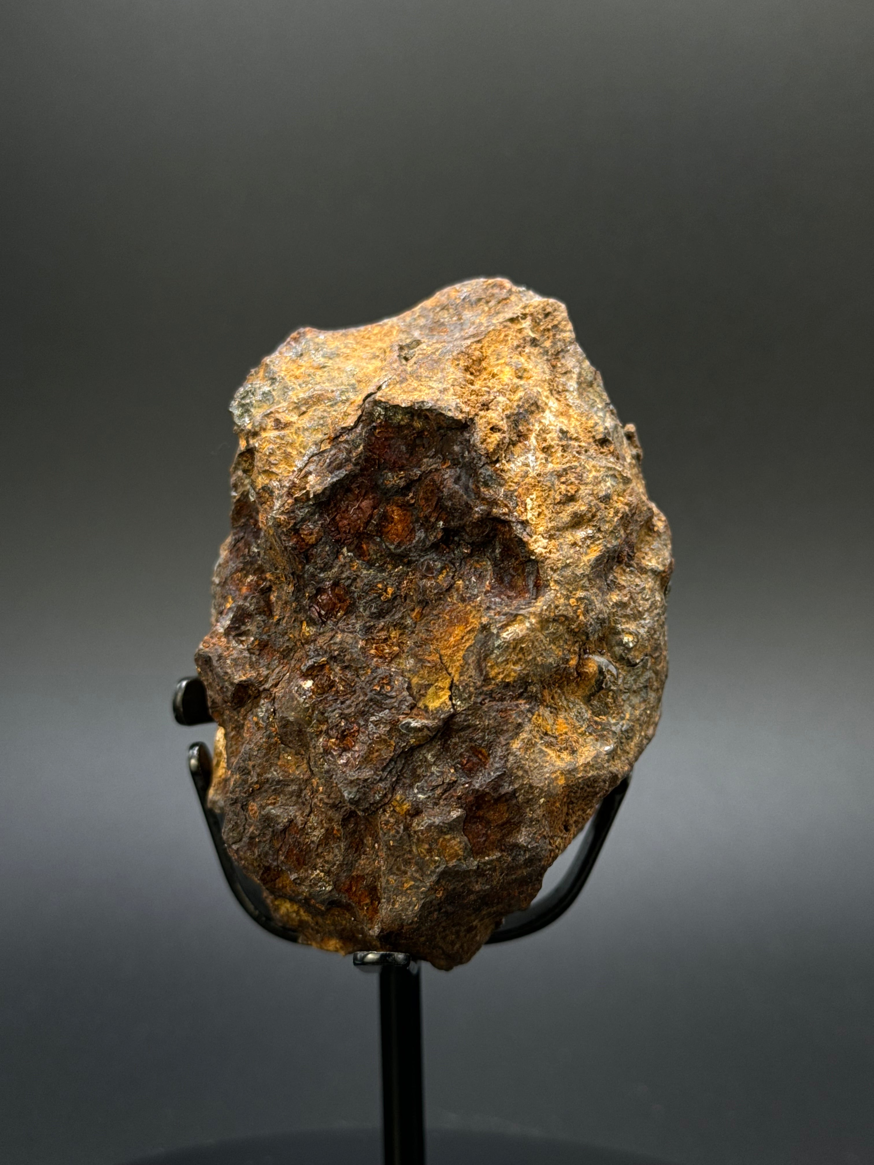 FULL SERICHO METEORITE FROM KENYA. WEIGHT: 335 GRAMS.