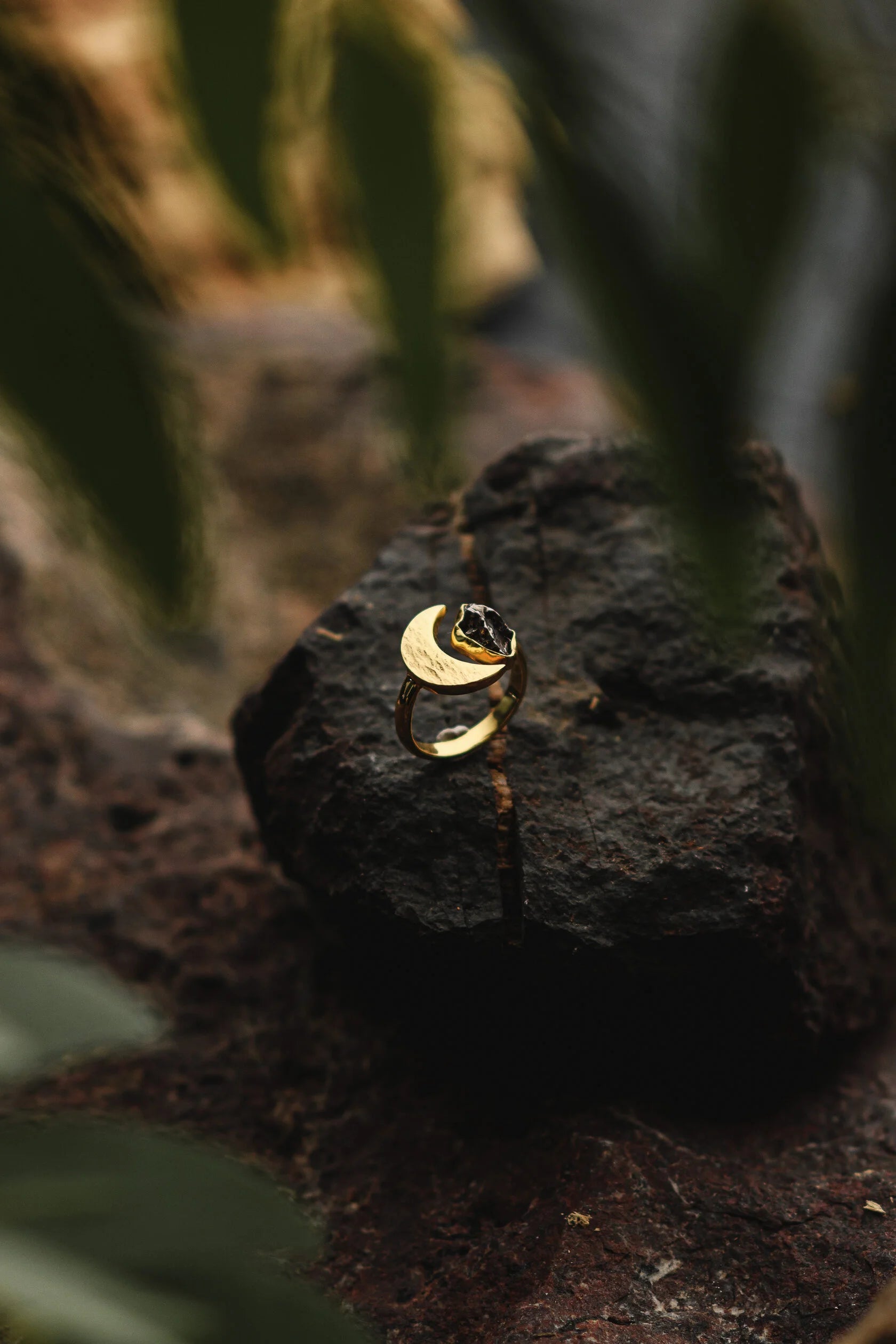 Moon ring with Campo del Cielo, plated in gold 18k