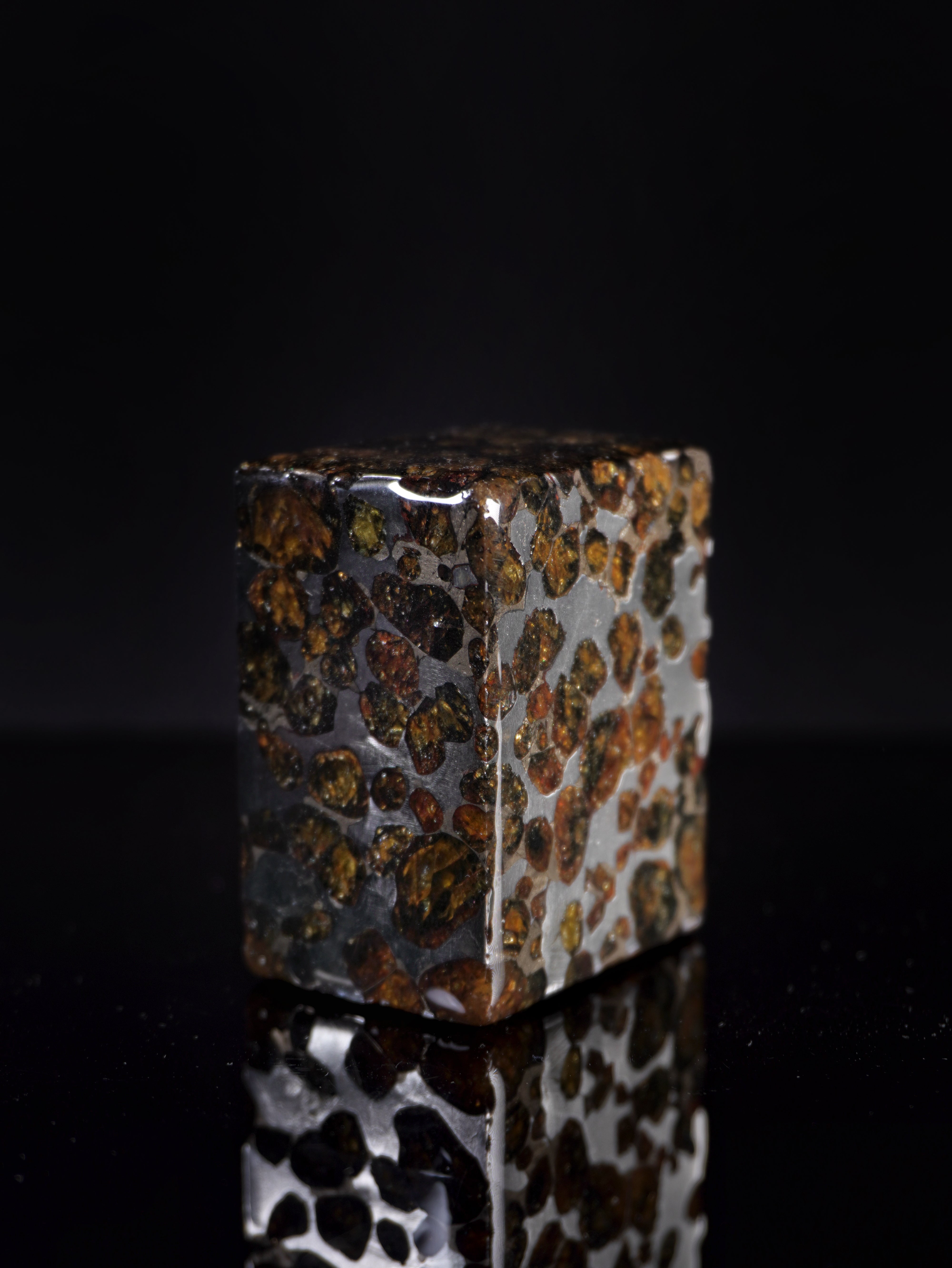 SERICHO PALLASITE METEORITE, KENYA. 258 GRAMS CUBE