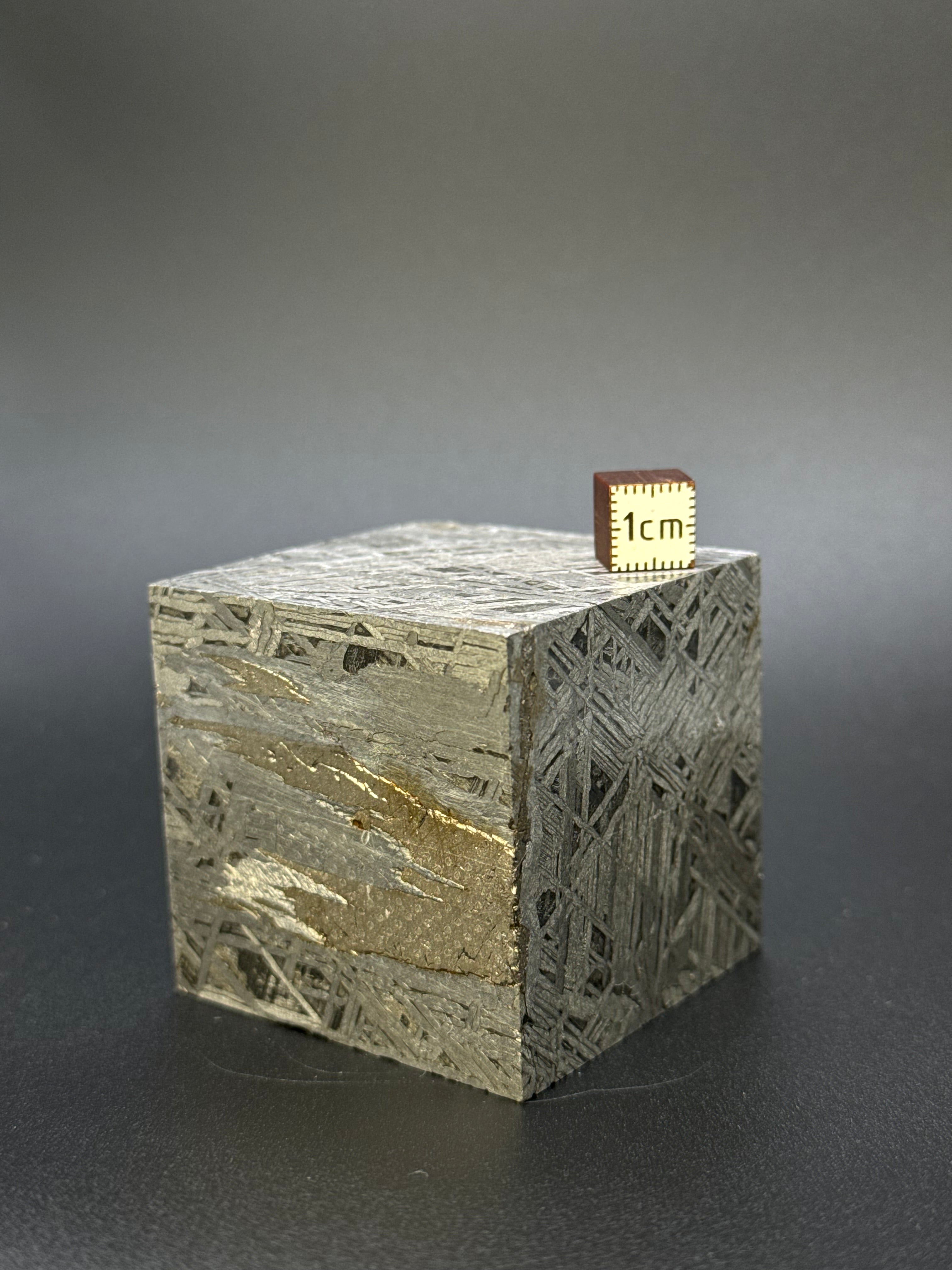 ALETAI, GOBI DESERT, CHINA. 996 GRAMS CUBE.