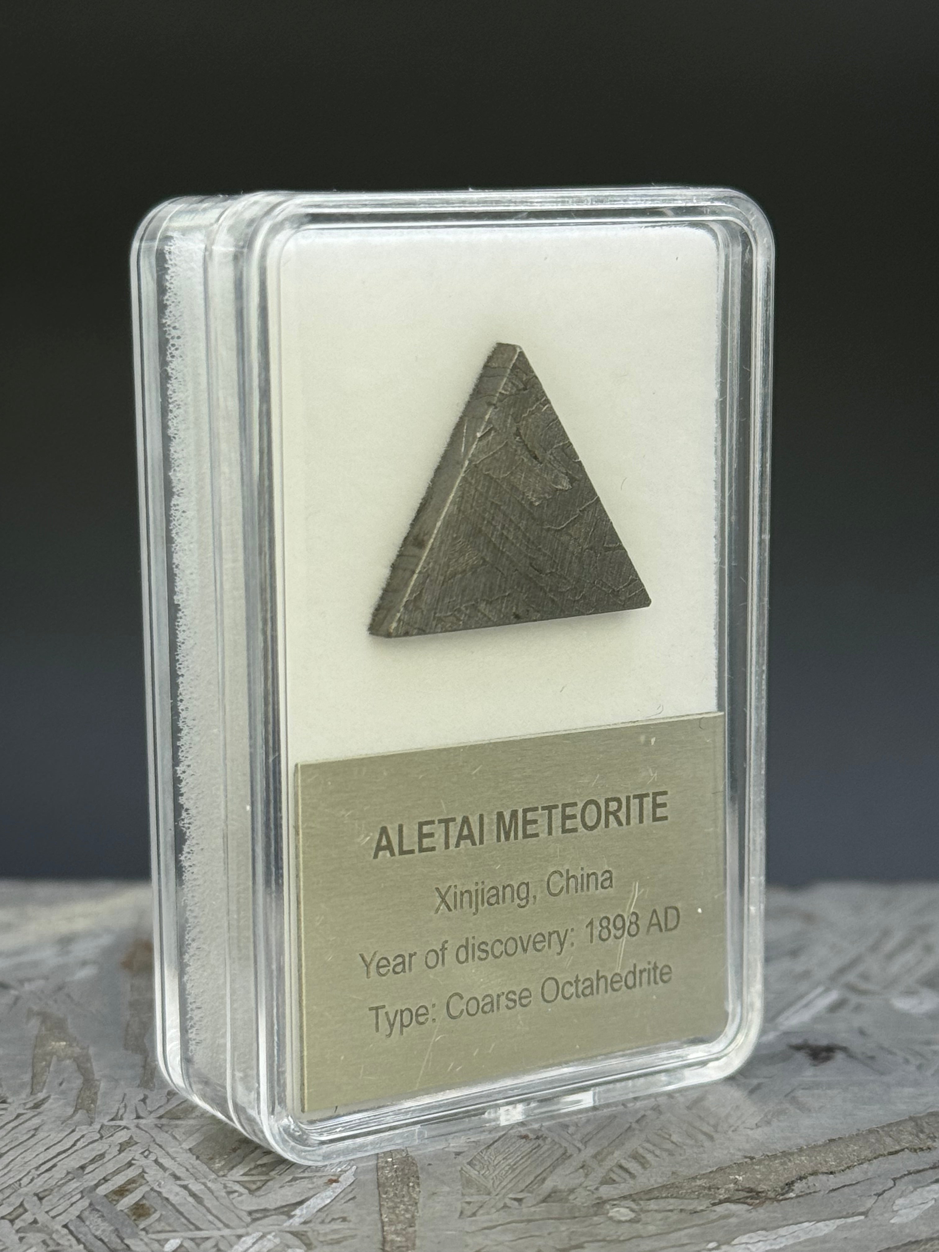 ALETAI METEORITE, GOBI DESERT, CHINA. DISPLAY BOX. 5 GRAMS.