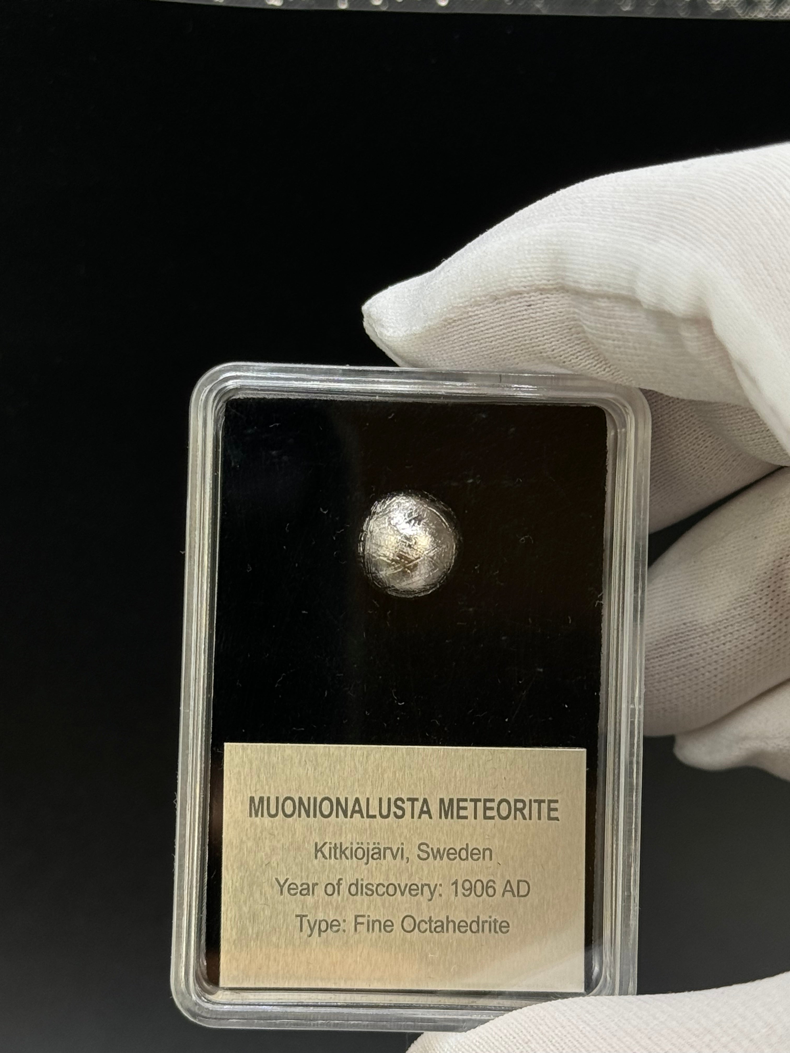 MUONIONALUSTA METEORITE, SWEDEN. DISPLAY BOX. 10MM DIAMETER SPHERE.