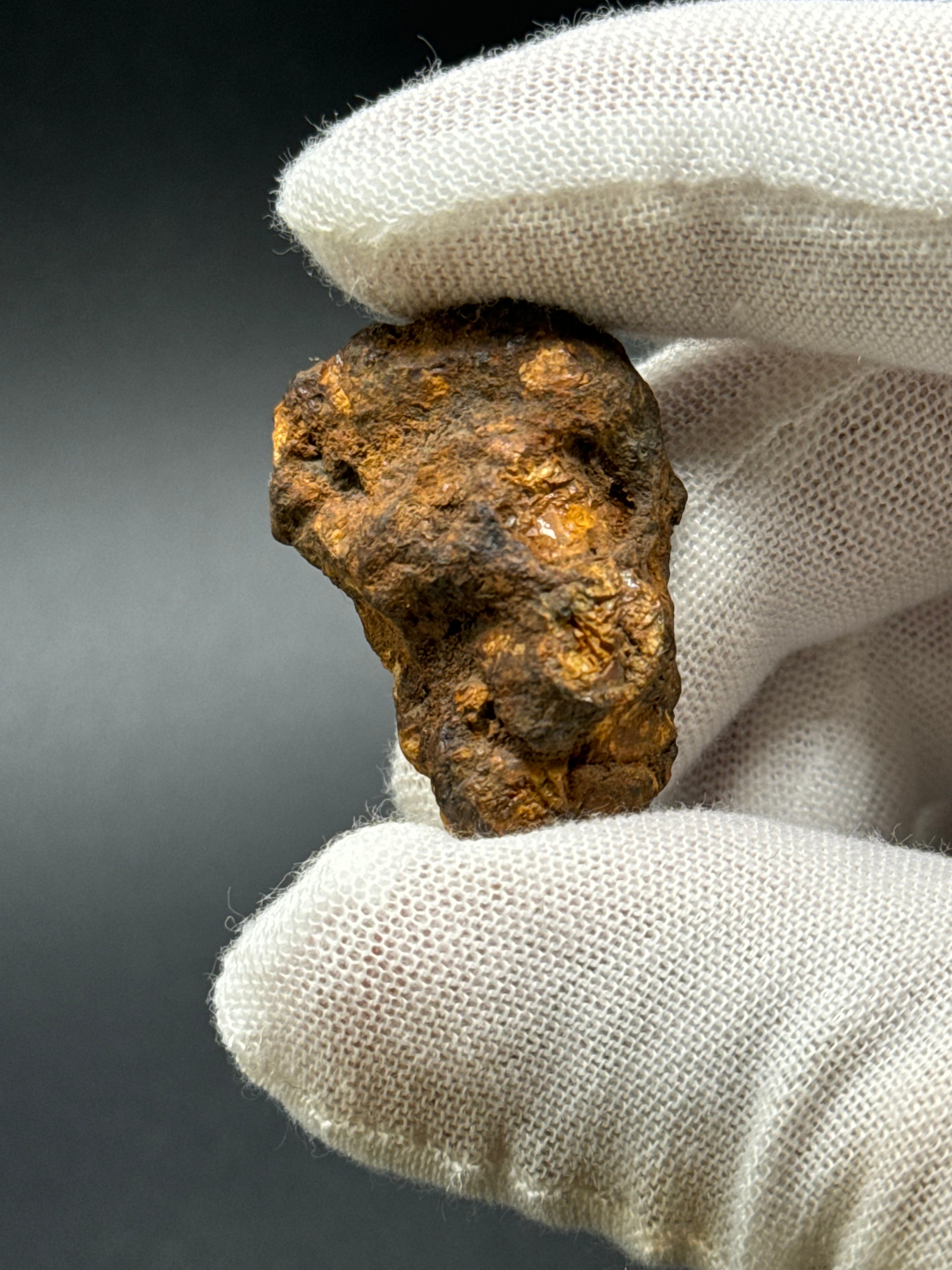 SERICHO PALLASITE METEORITE, KENYA. 15,93 GRAMS END-CUT.