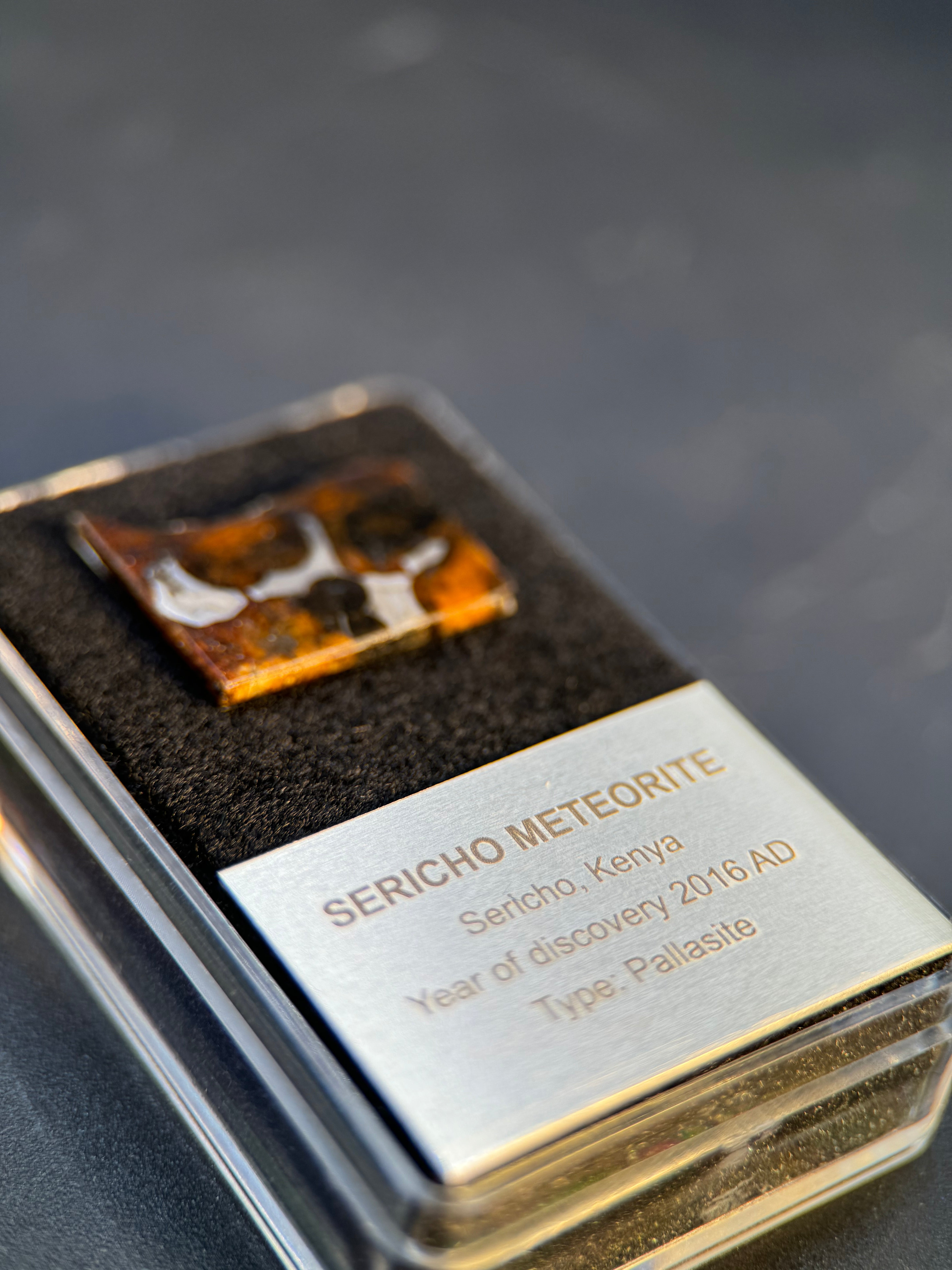 SERICHO METEORITE, KENYA. DISPLAY BOX. 2,1 GRAMS.