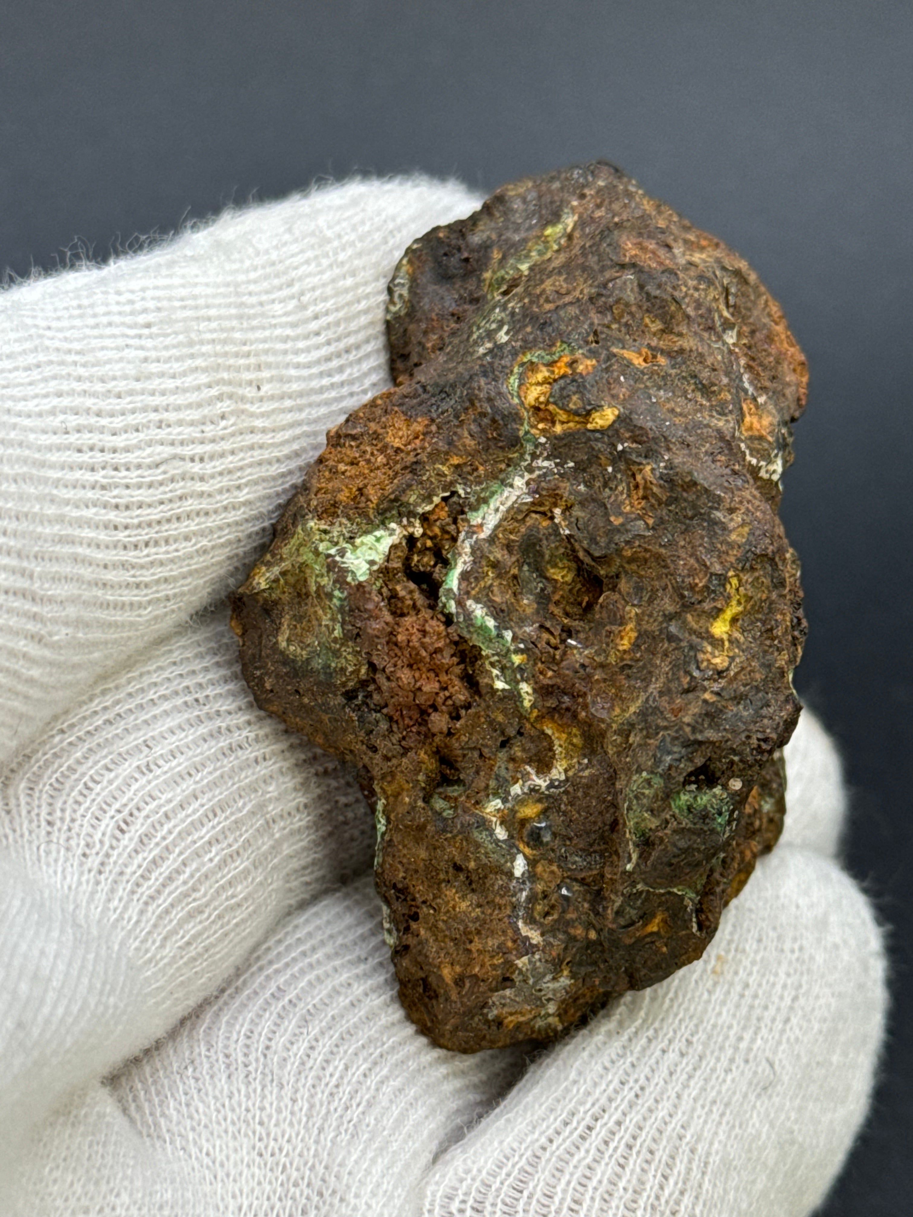Sericho pallasite meteorite, Kenya. 85,9 grams full meteorite.