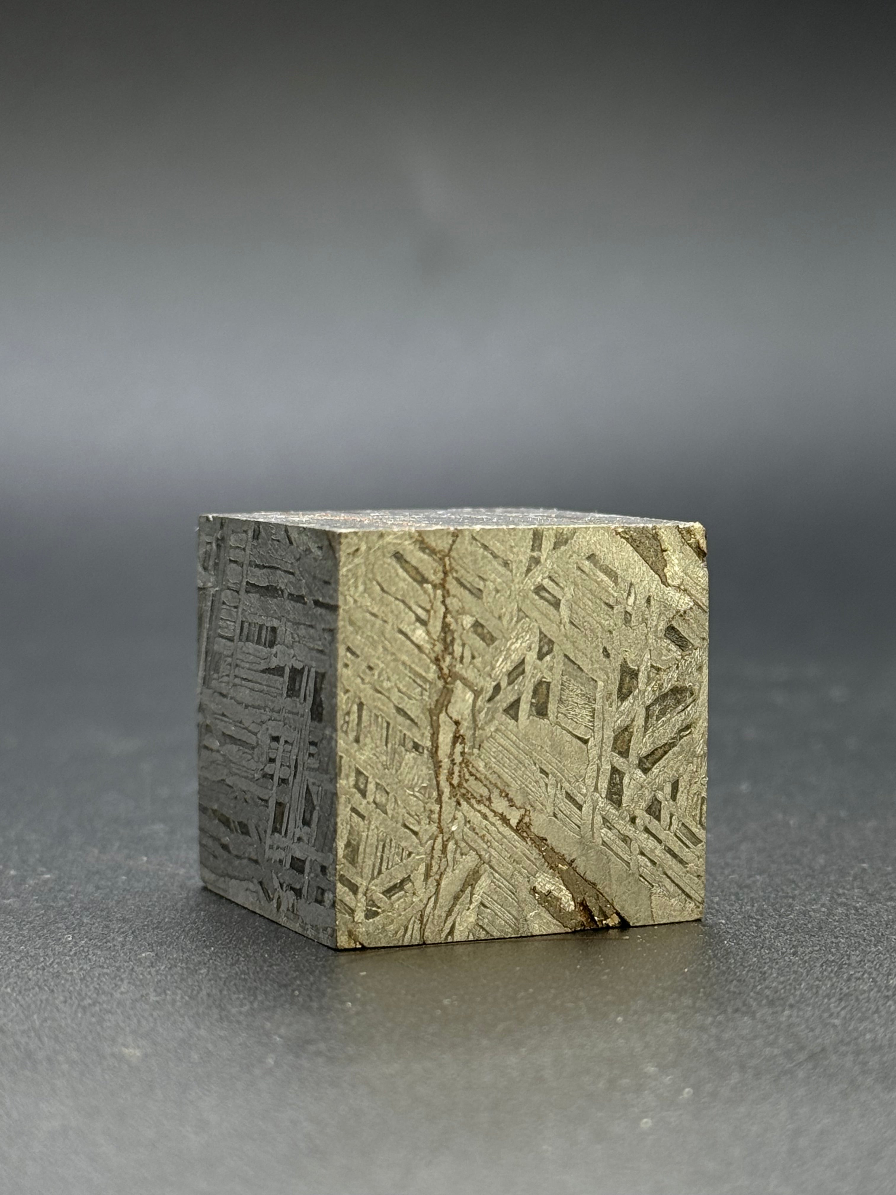 ALETAI, GOBI DESERT, CHINA. 190qGRAMS CUBE.