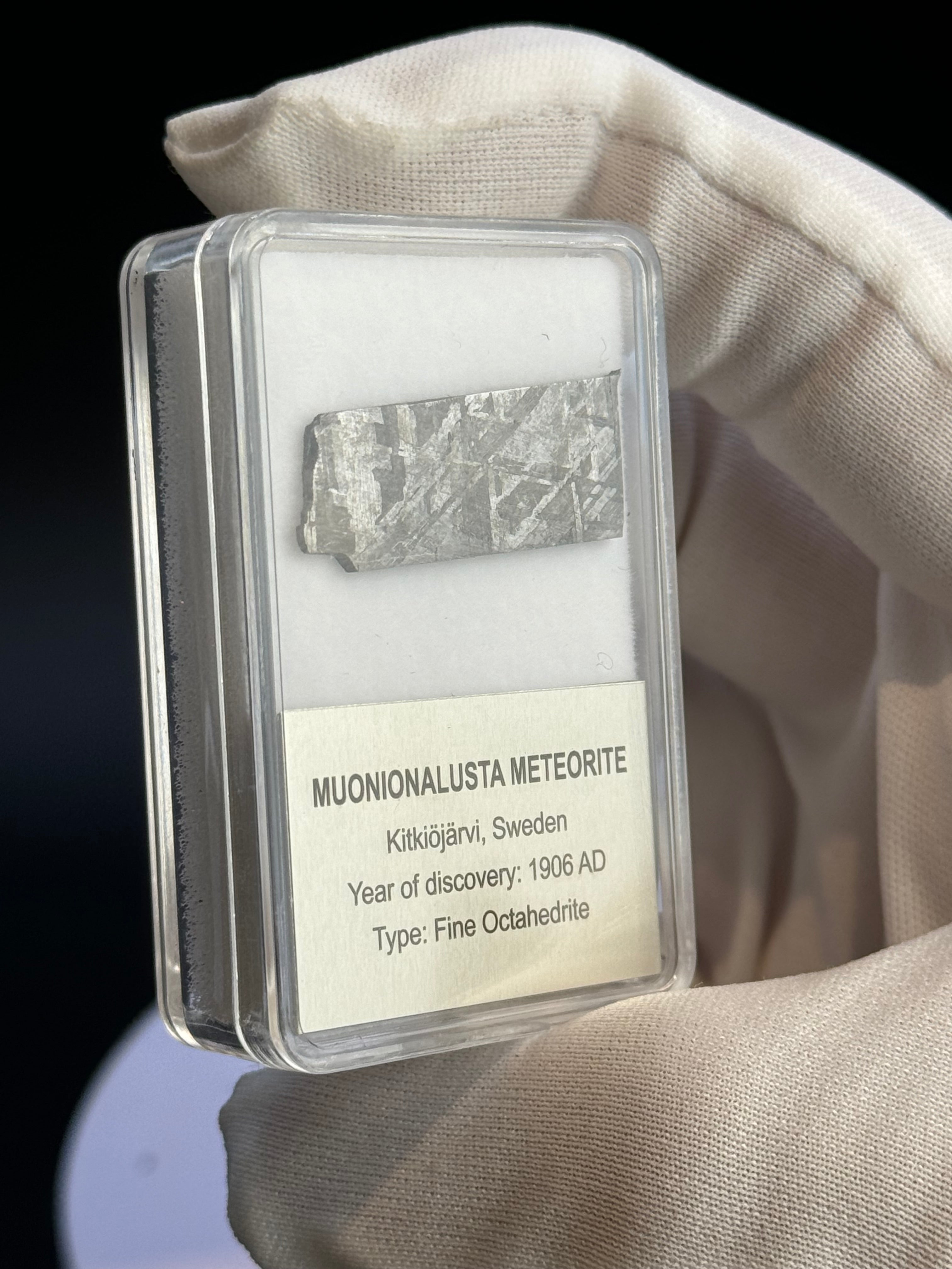 MUONIONALUSTA METEORITE, SWEDEN. DISPLAY BOX. 3,5 grams.