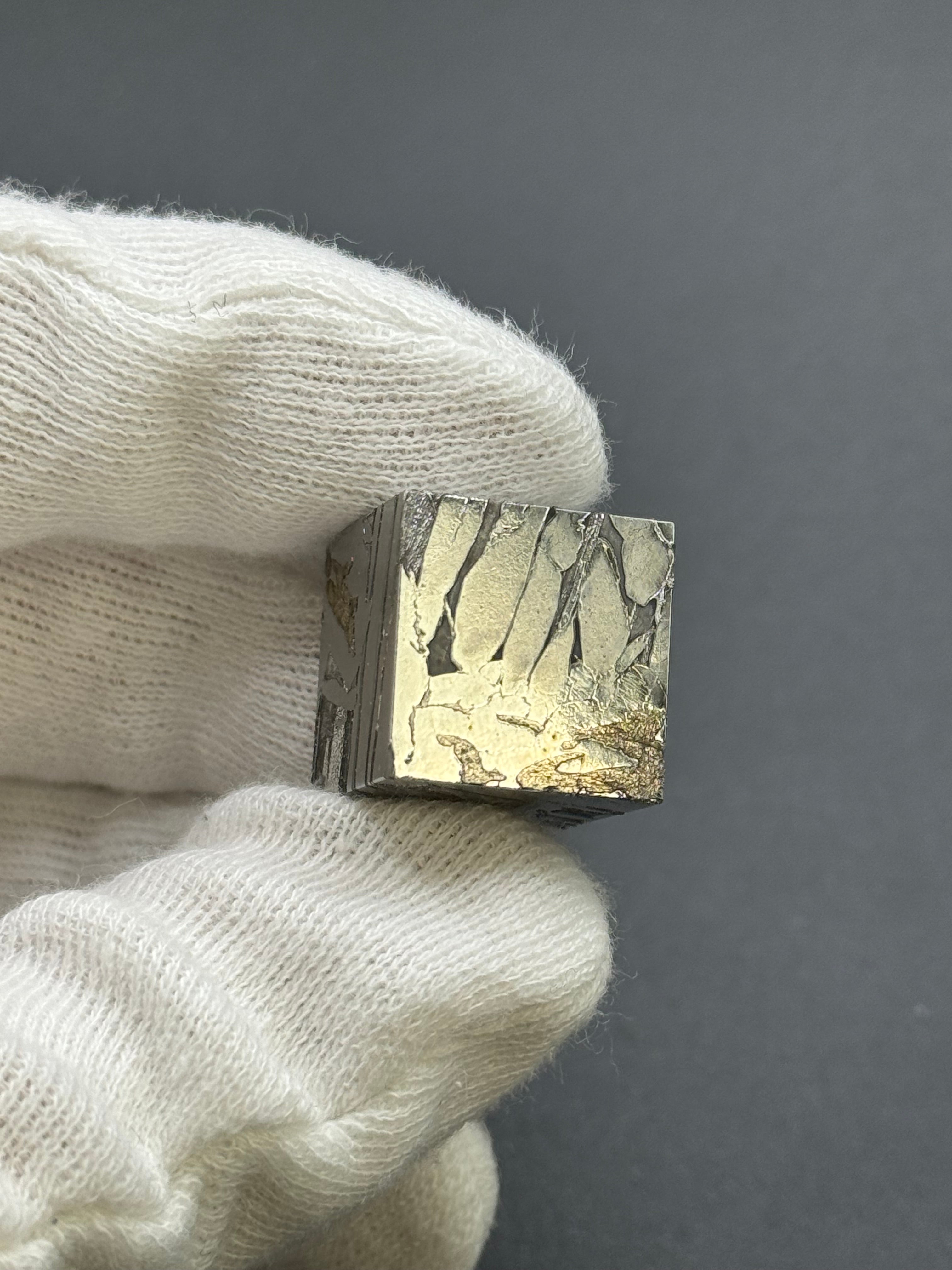 SEYMCHAN METEORITE, MAGADAN REGION, RUSSIA. 52 GRAMS CUBE.