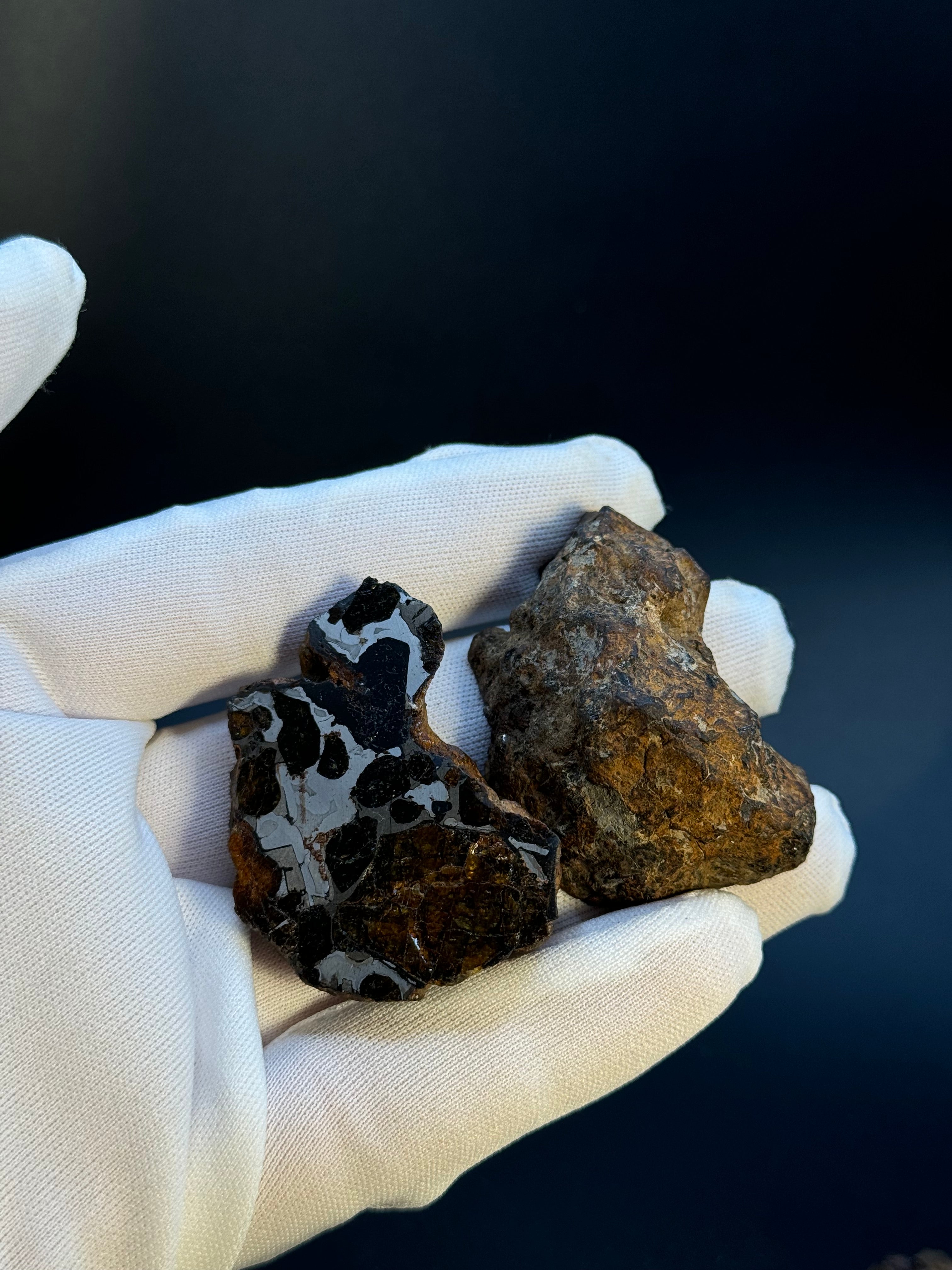 FULL SERICHO METEORITE FROM KENYA, IN TWO HALVES. TOTAL WEIGHT: 121,35 GRAMS.