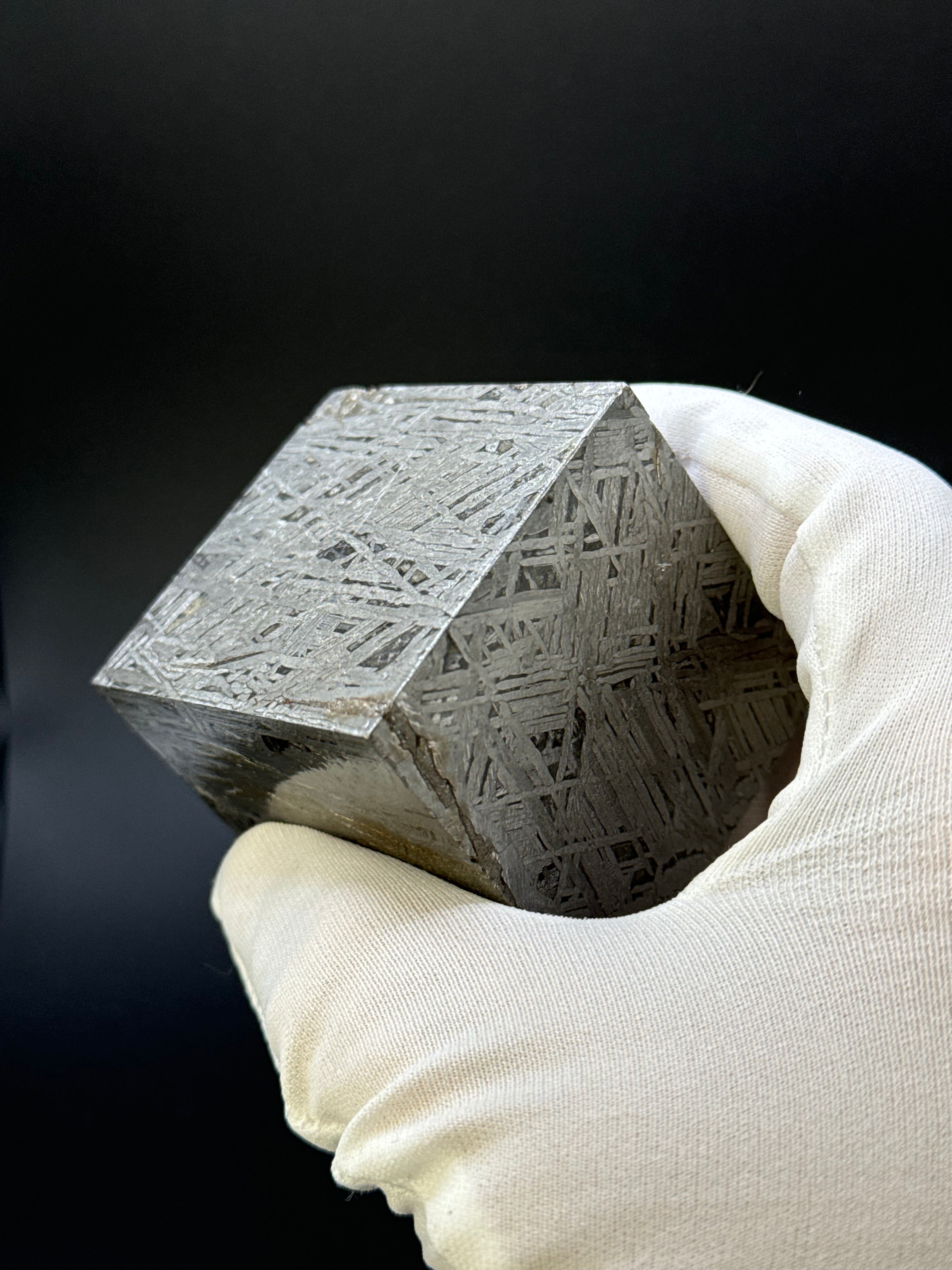 ALETAI, GOBI DESERT, CHINA. 996 GRAMS CUBE.