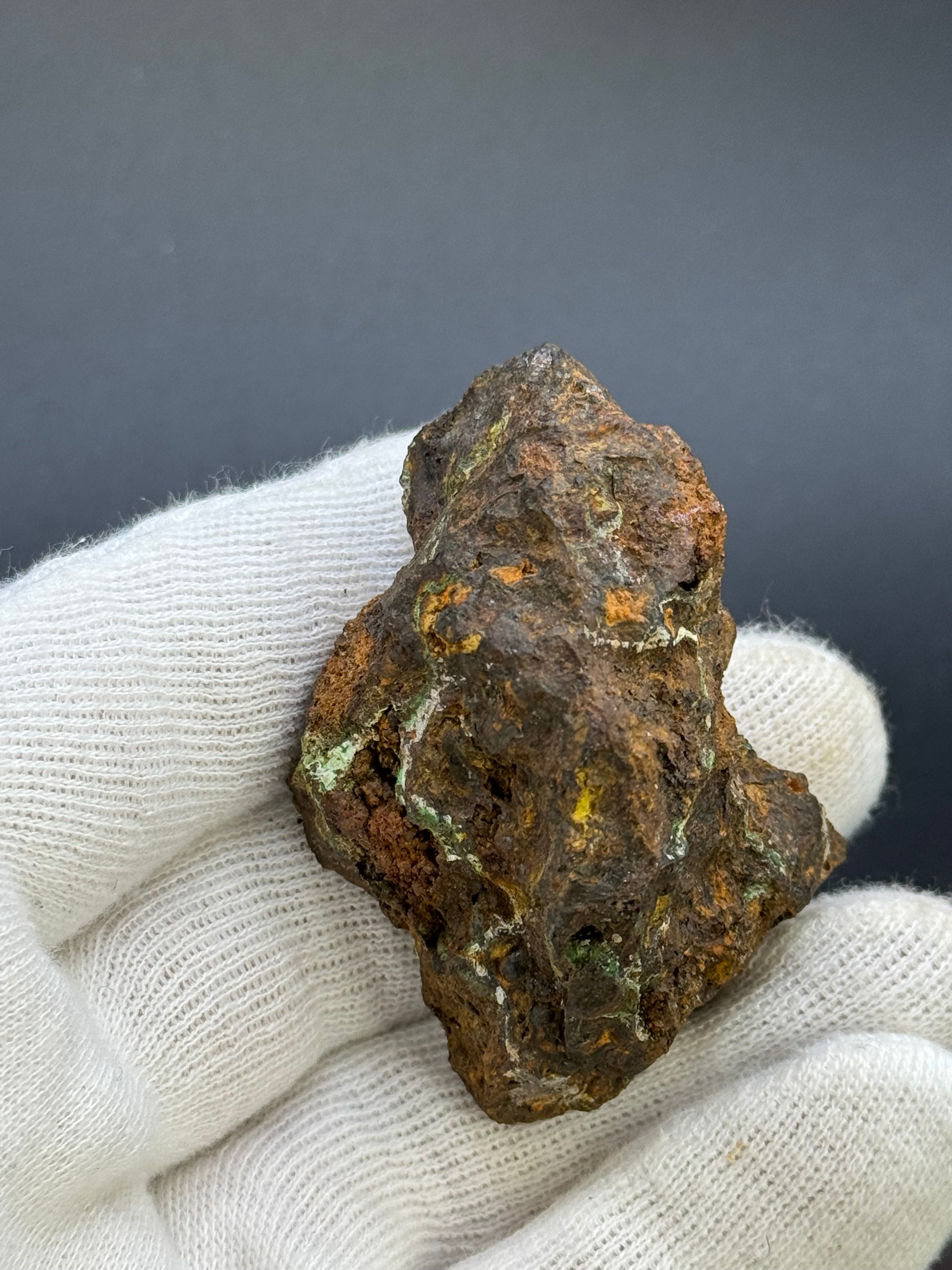 Sericho pallasite meteorite, Kenya. 85,9 grams full meteorite.
