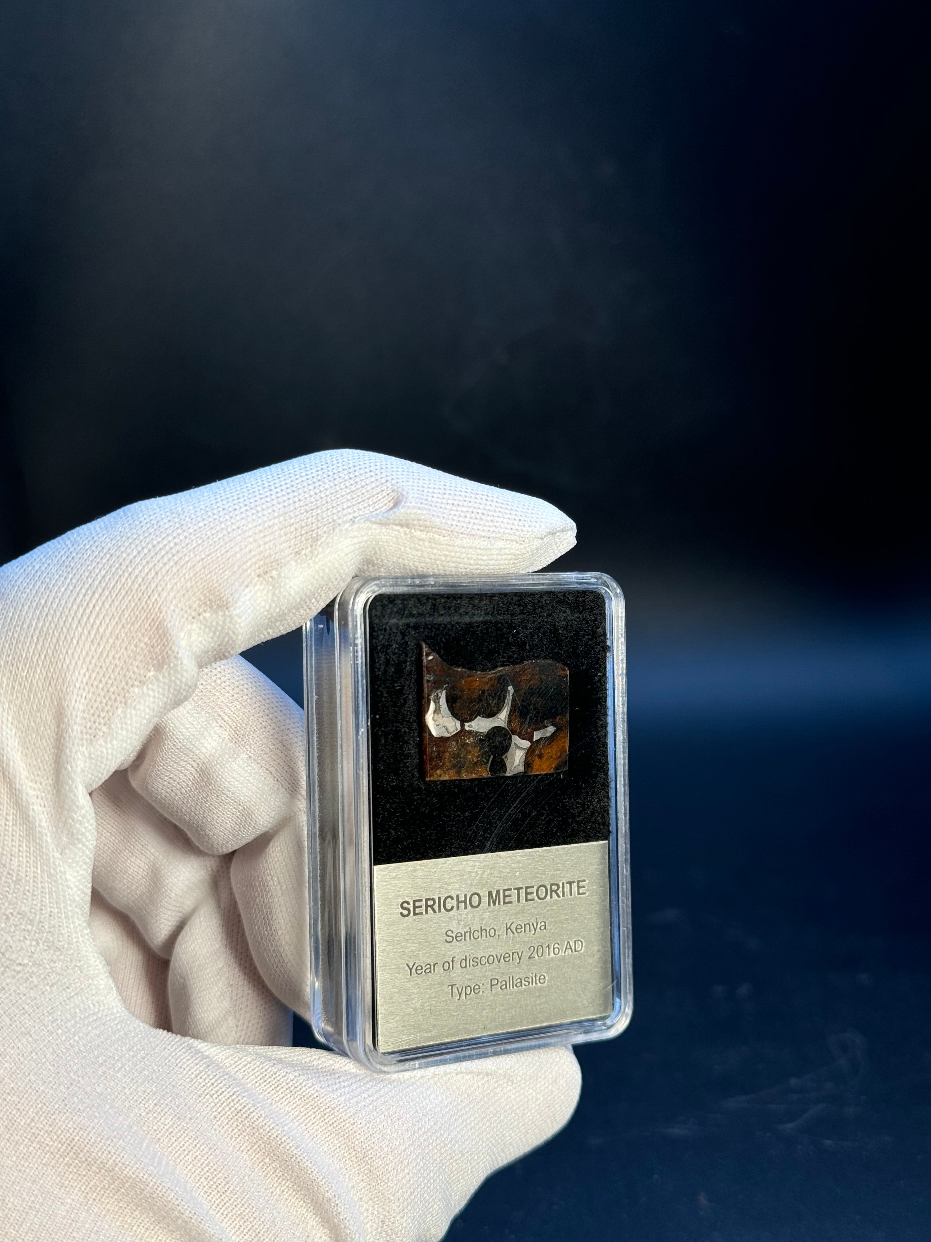 SERICHO METEORITE, KENYA. DISPLAY BOX. 2,1 GRAMS.