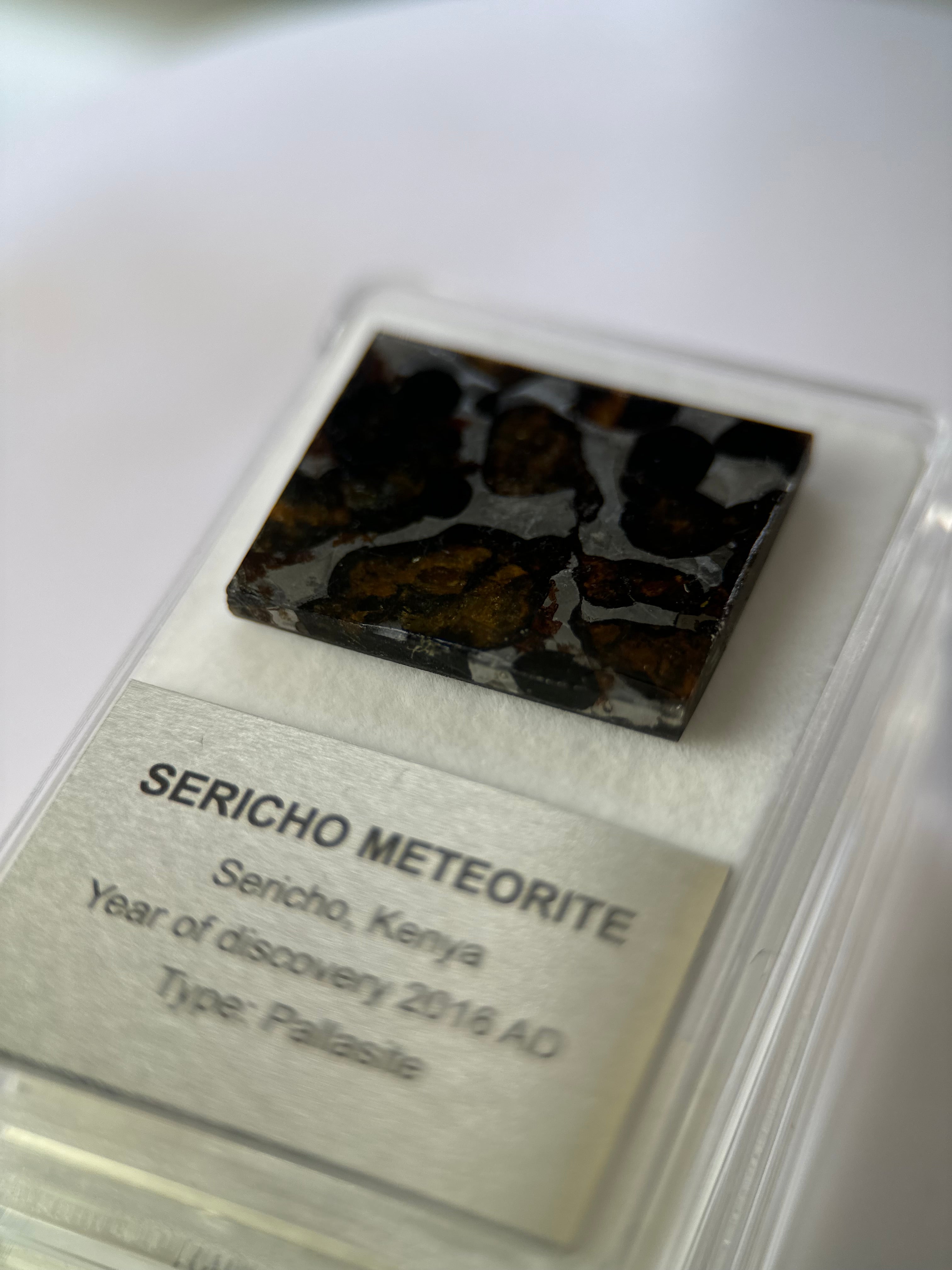 SERICHO METEORITE, KENYA. DISPLAY BOX. 4,5 GRAMS.