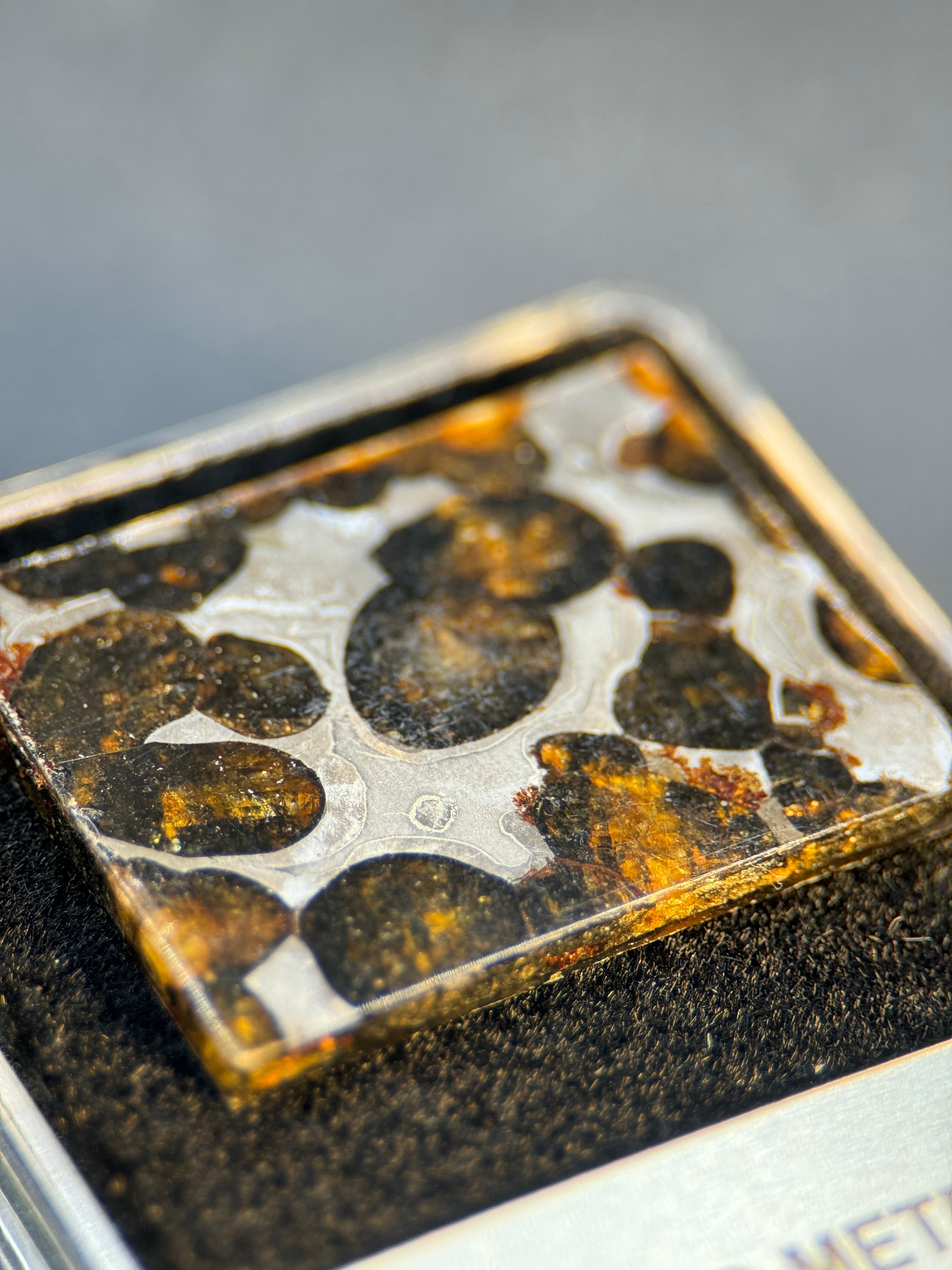 SERICHO METEORITE, KENYA. DISPLAY BOX. 4,7 GRAMS.