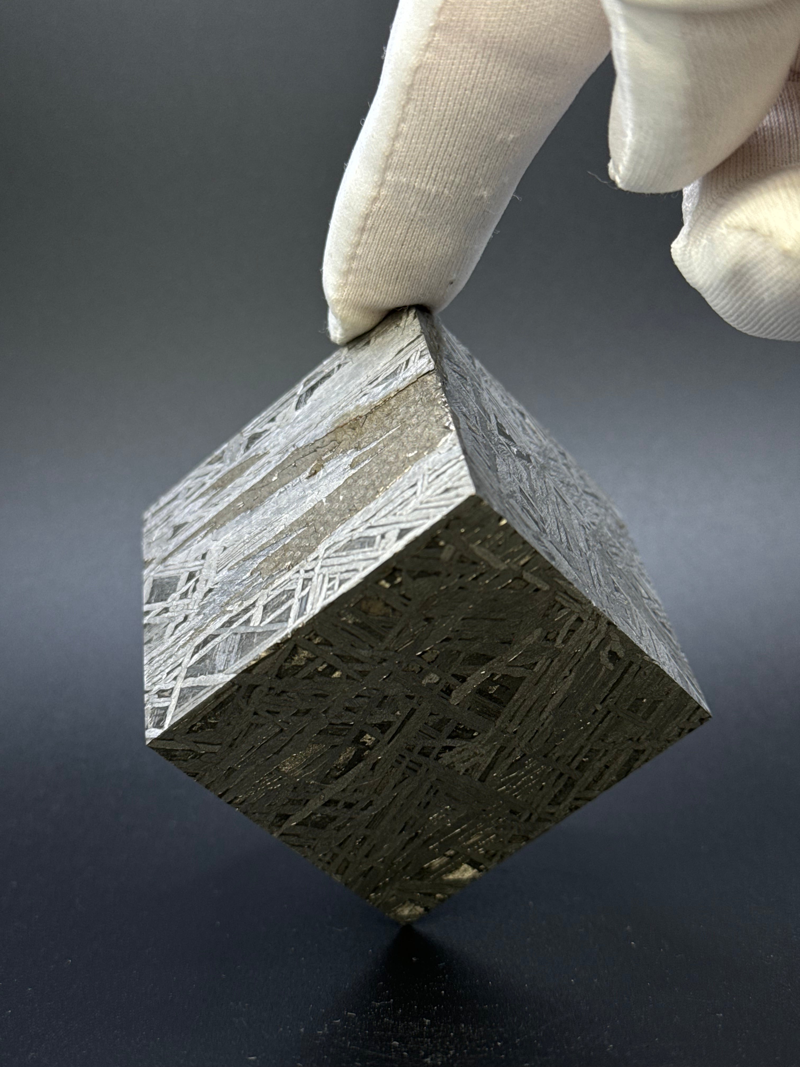 ALETAI, GOBI DESERT, CHINA. 996 GRAMS CUBE.