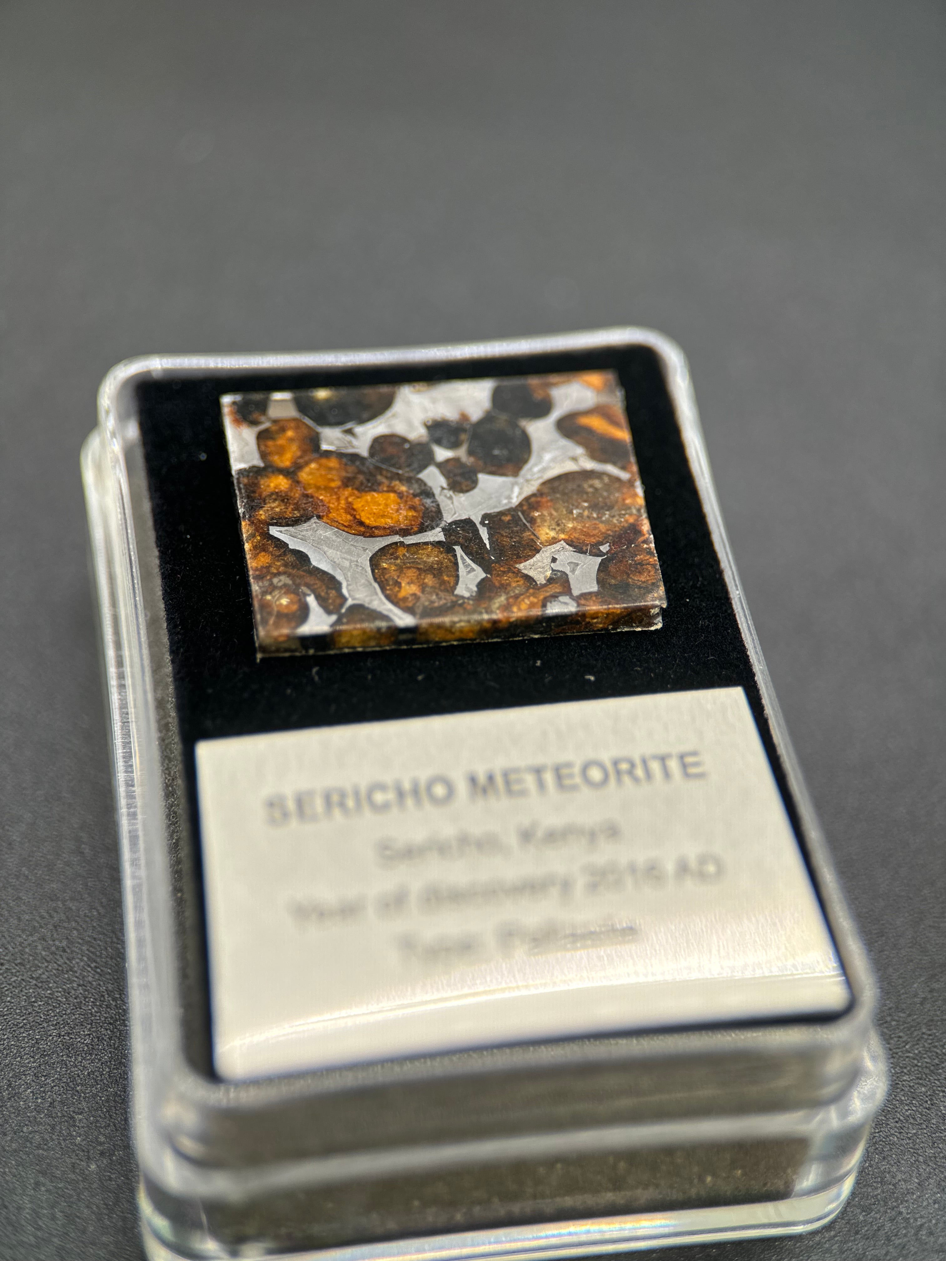 SERICHO METEORITE, KENYA. DISPLAY BOX. 5 GRAMS.