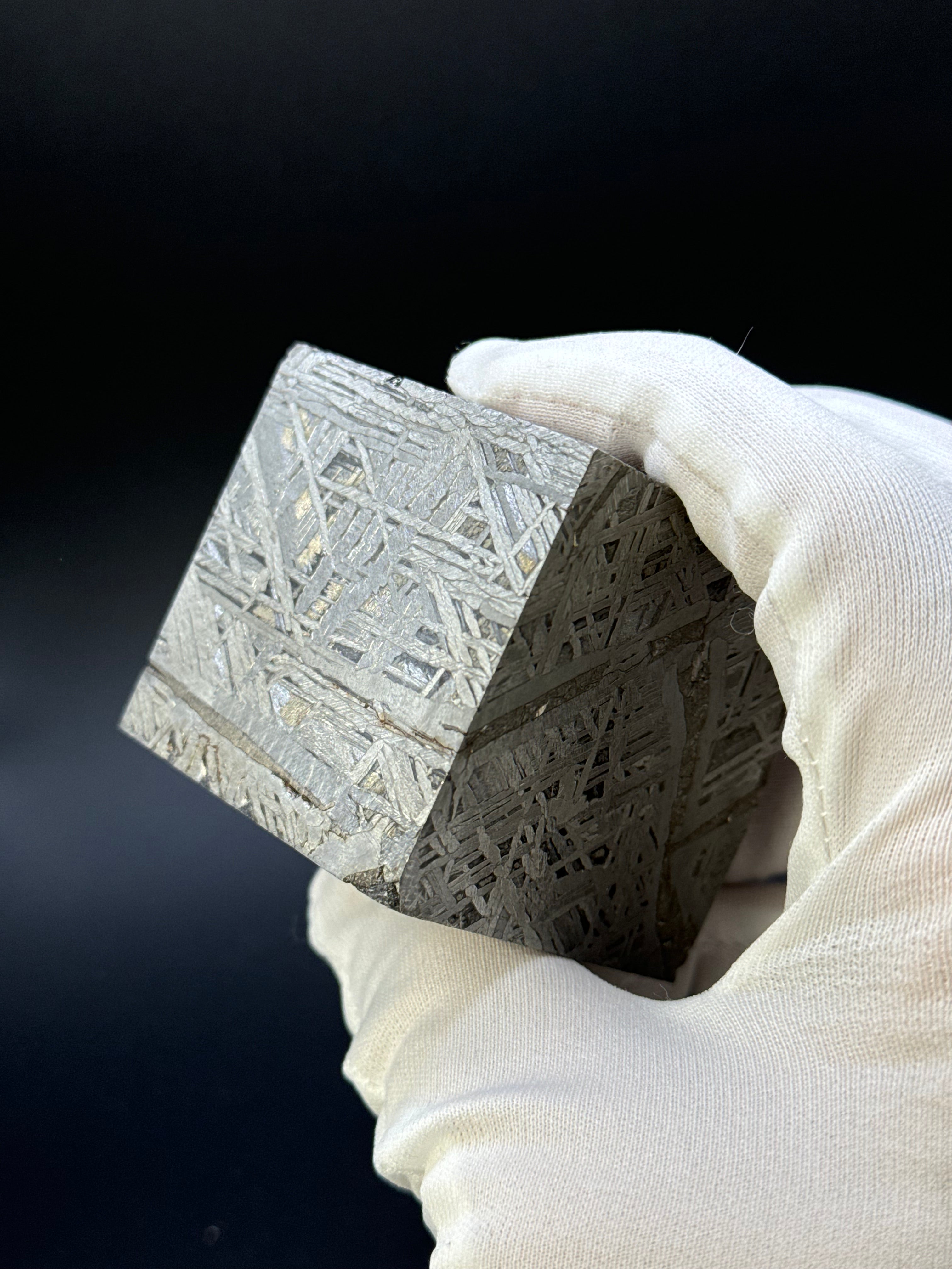 ALETAI, GOBI DESERT, CHINA. 988 GRAMS CUBE.