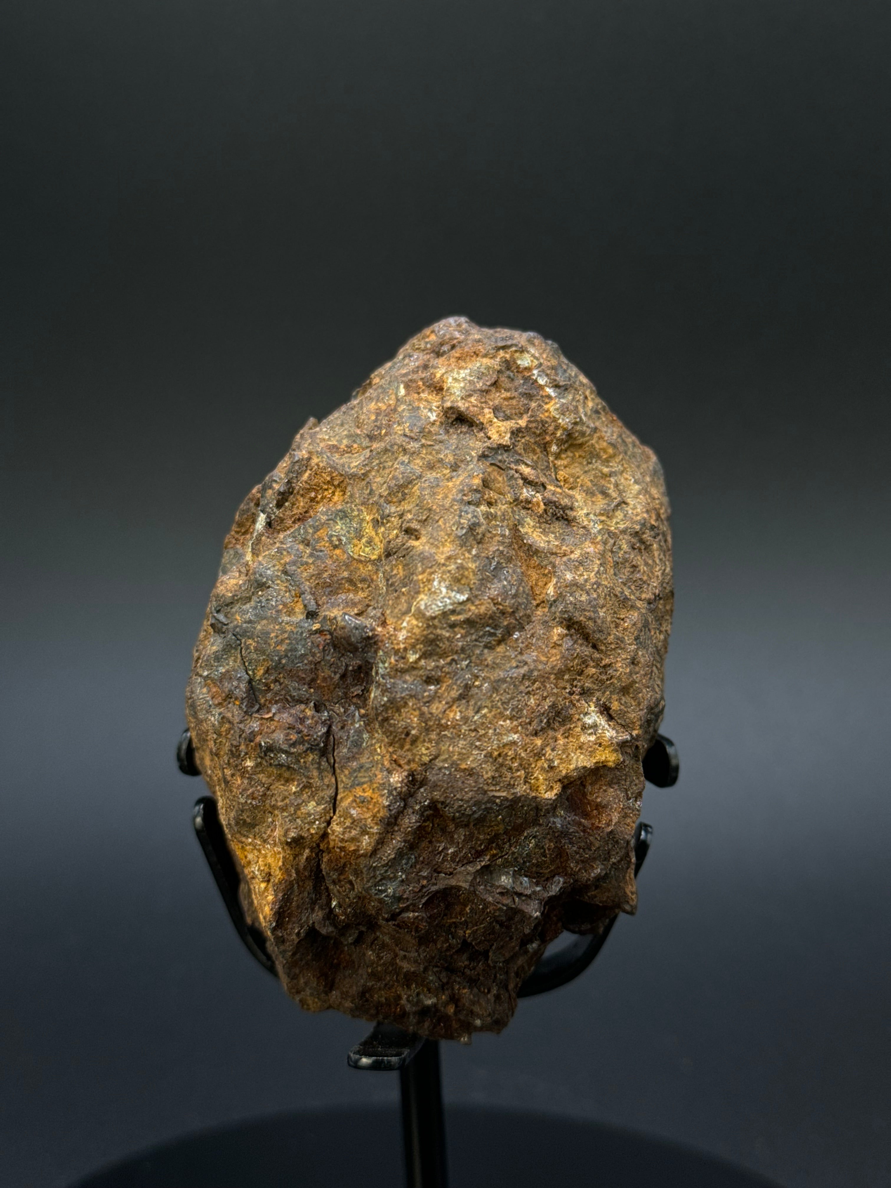 FULL SERICHO METEORITE FROM KENYA. WEIGHT: 335 GRAMS.