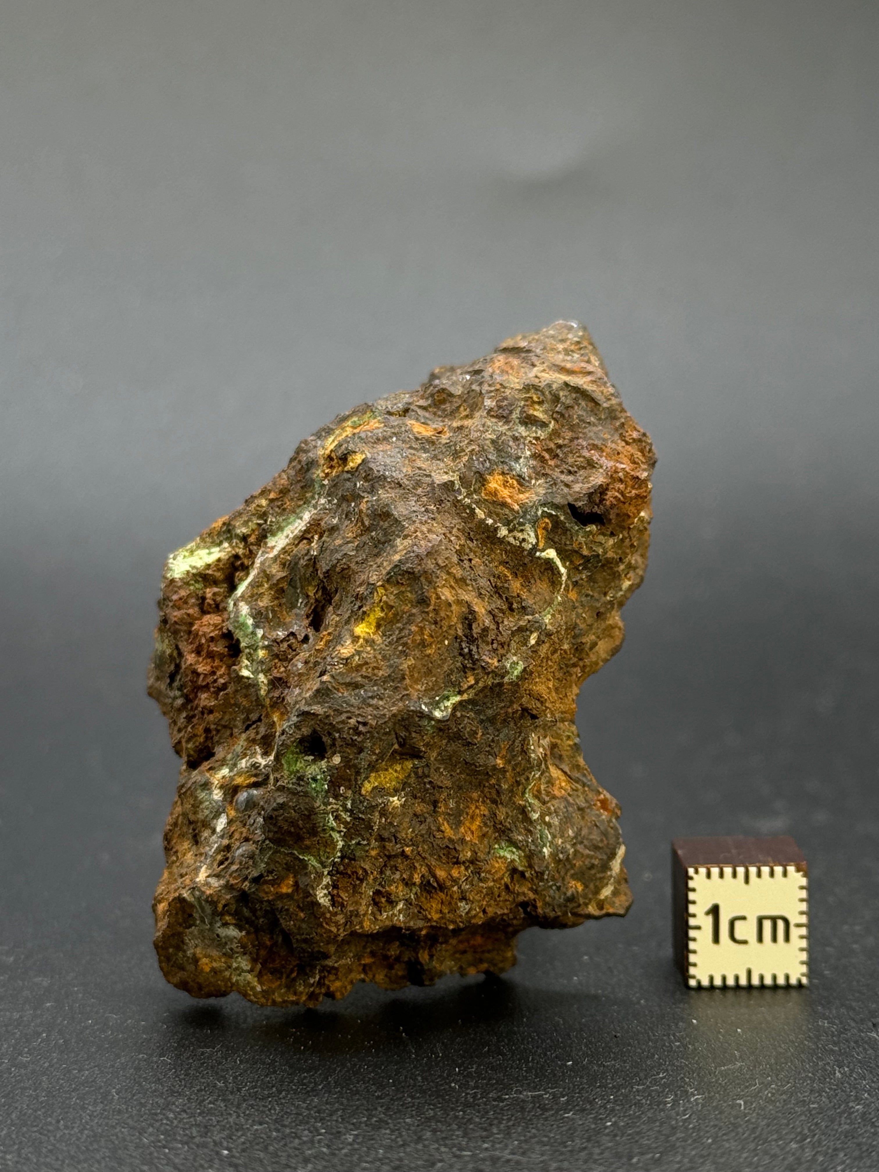 Sericho pallasite meteorite, Kenya. 85,9 grams full meteorite.
