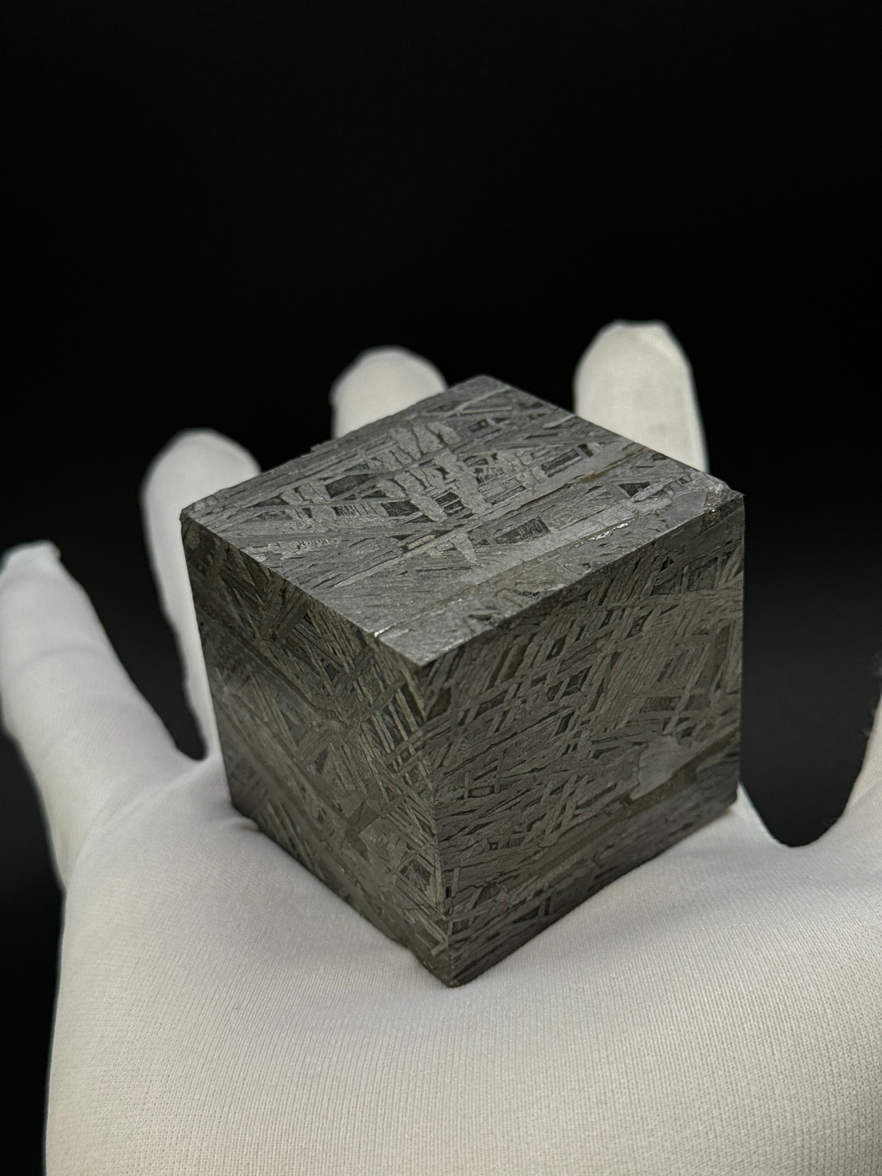 ALETAI, GOBI DESERT, CHINA. 988 GRAMS CUBE.