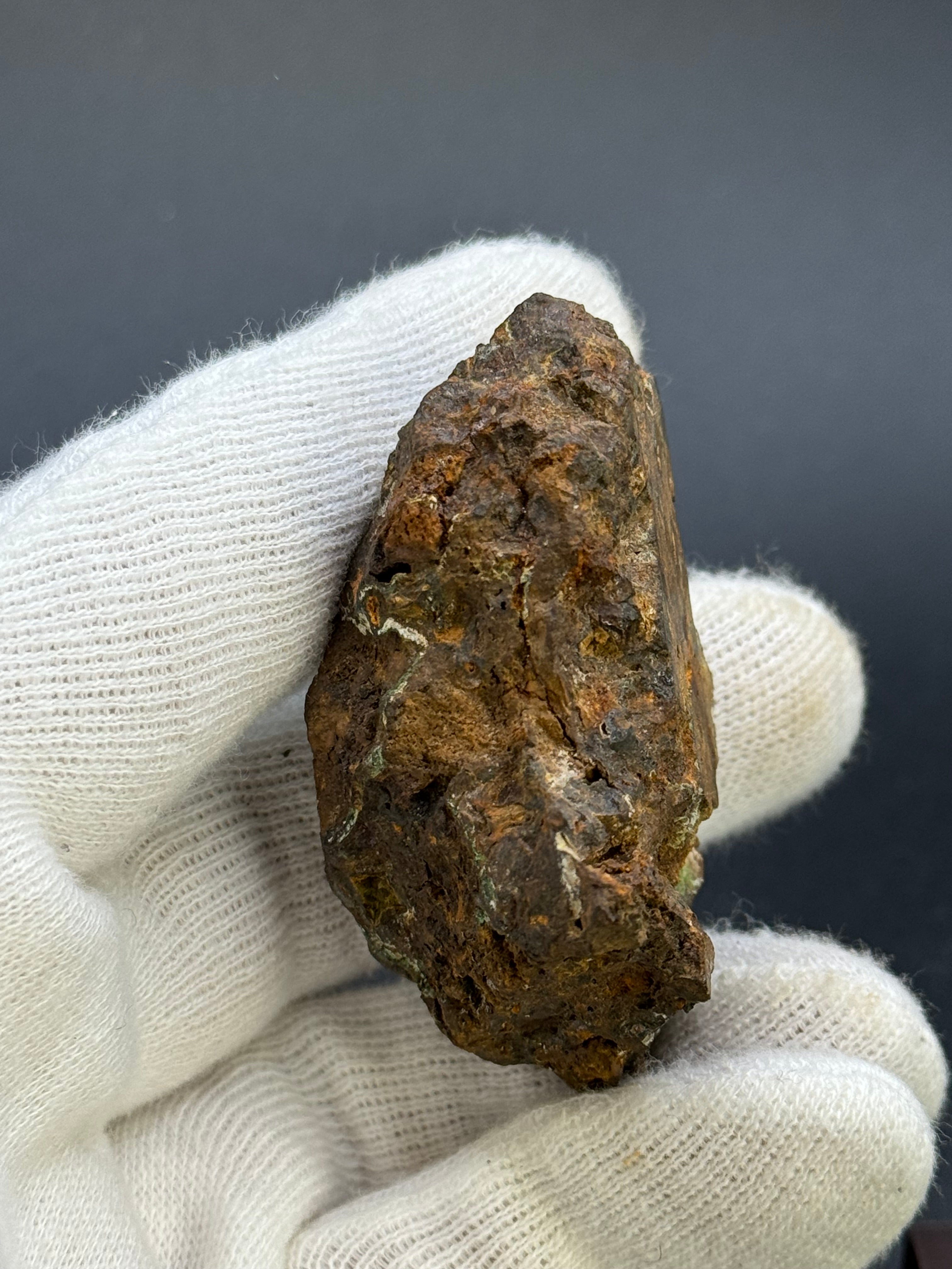 Sericho pallasite meteorite, Kenya. 85,9 grams full meteorite.