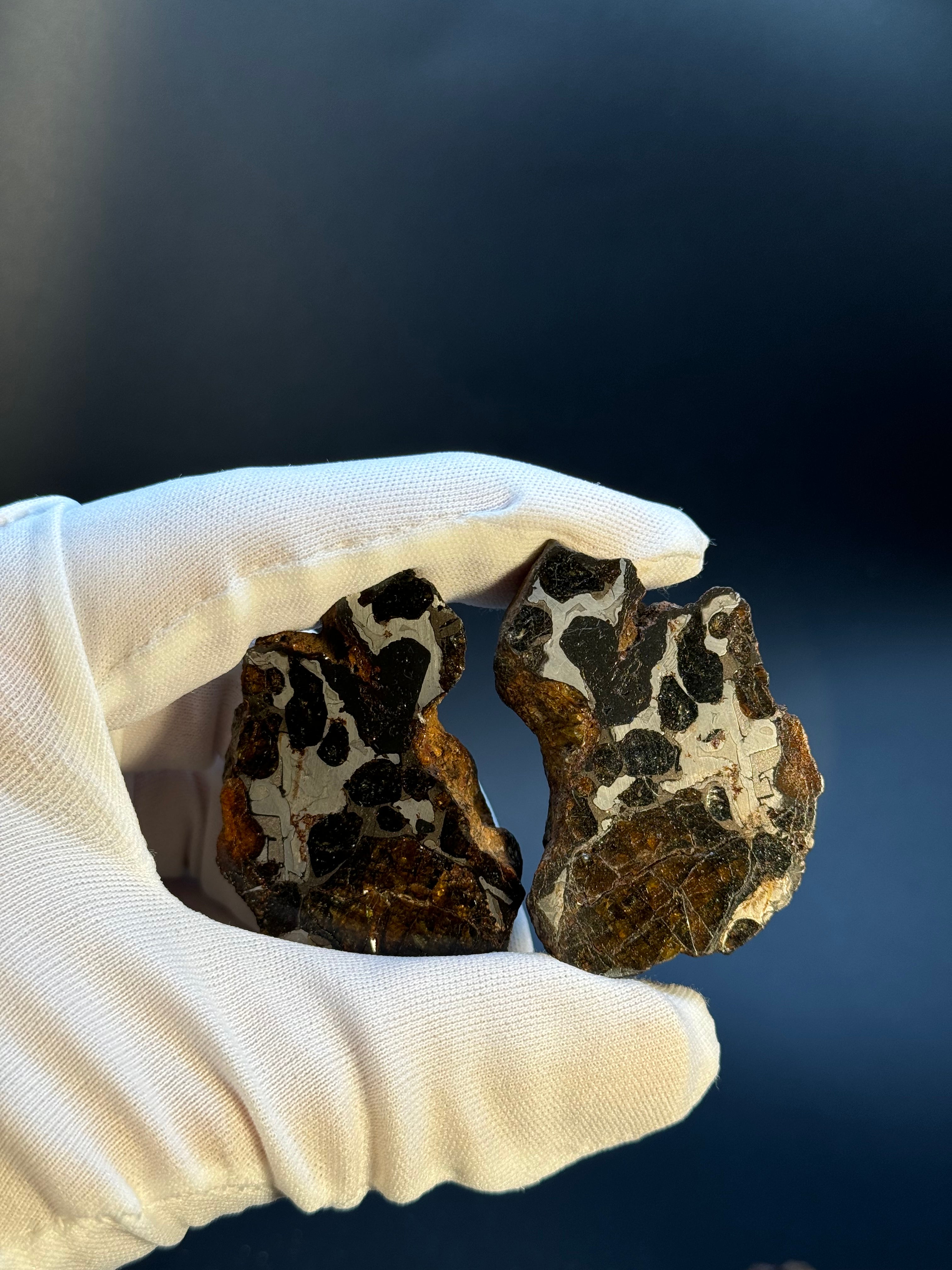 FULL SERICHO METEORITE FROM KENYA, IN TWO HALVES. TOTAL WEIGHT: 121,35 GRAMS.
