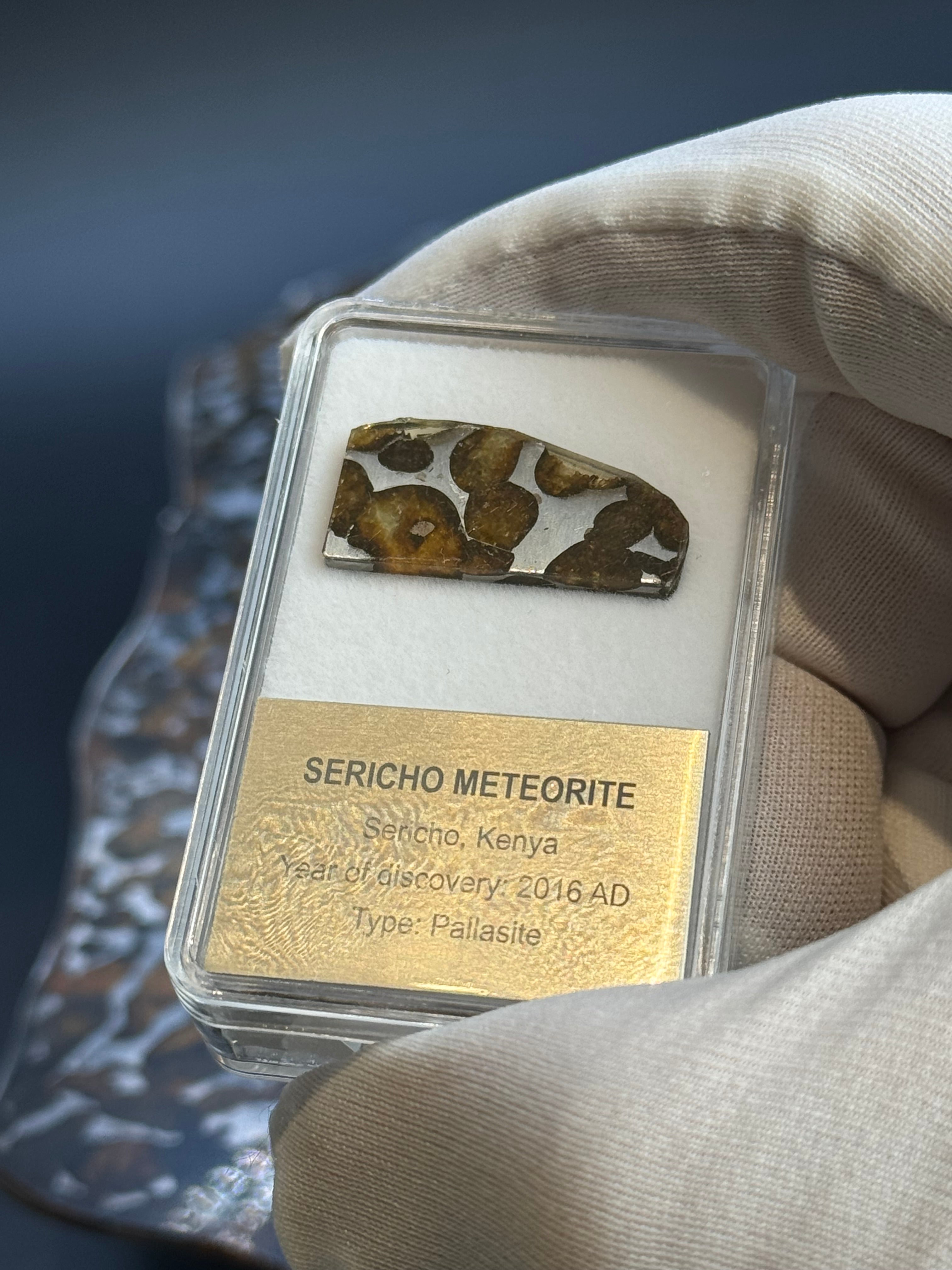 SERICHO METEORITE, KENYA. DISPLAY BOX. 2 GRAMS.
