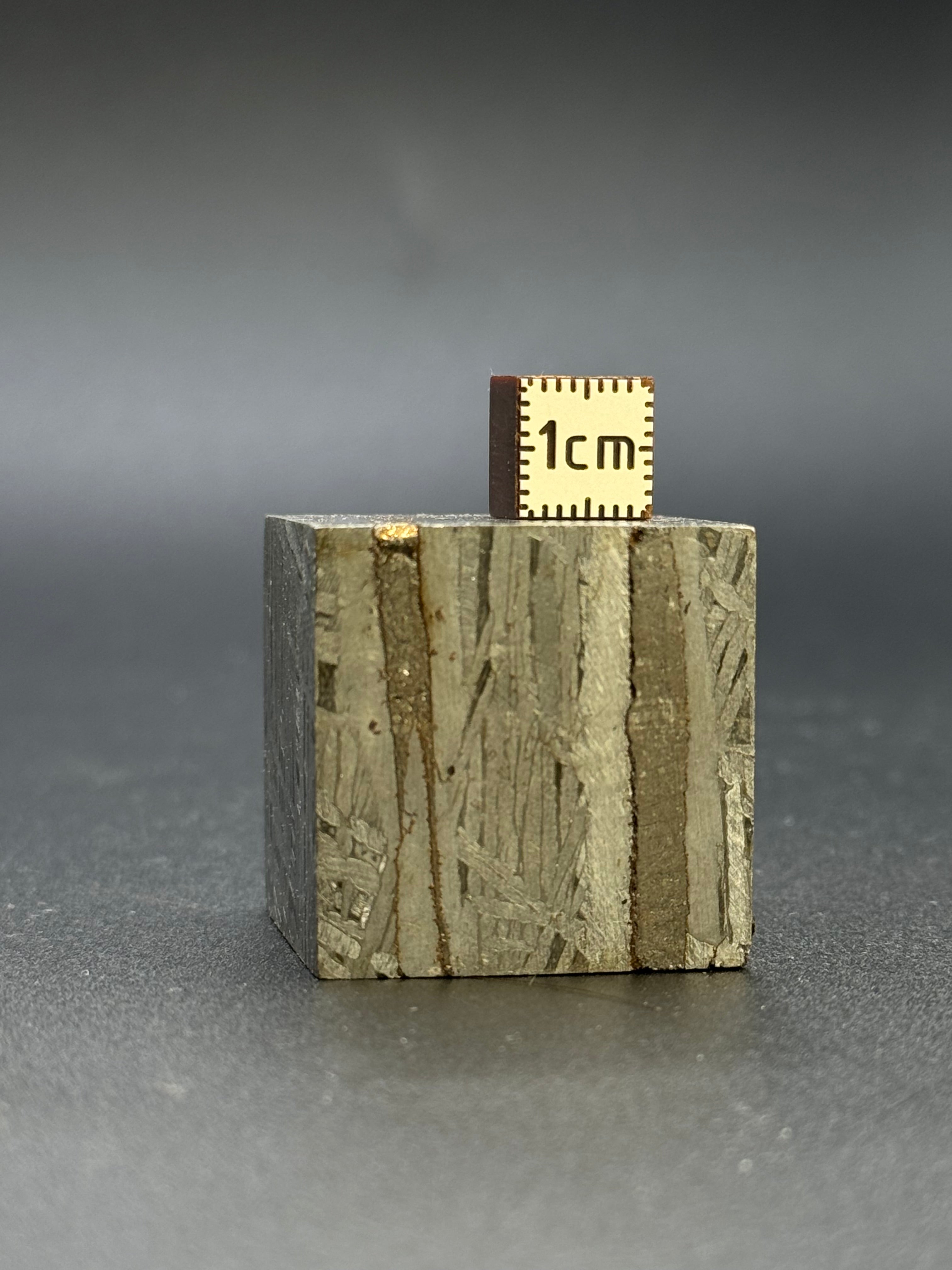 ALETAI, GOBI DESERT, CHINA. 190qGRAMS CUBE.