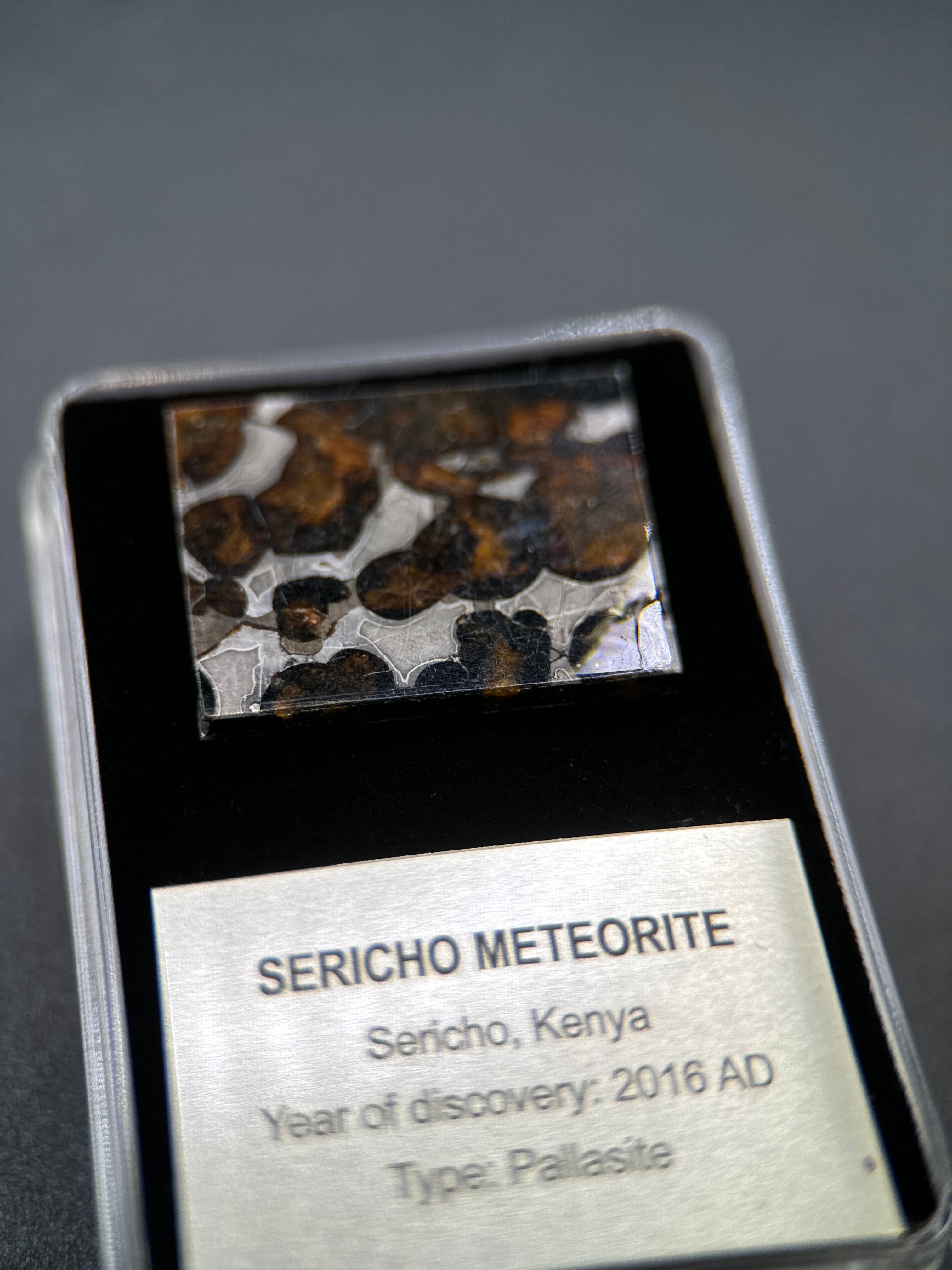 SERICHO METEORITE, KENYA. DISPLAY BOX. 4,4 GRAMS.
