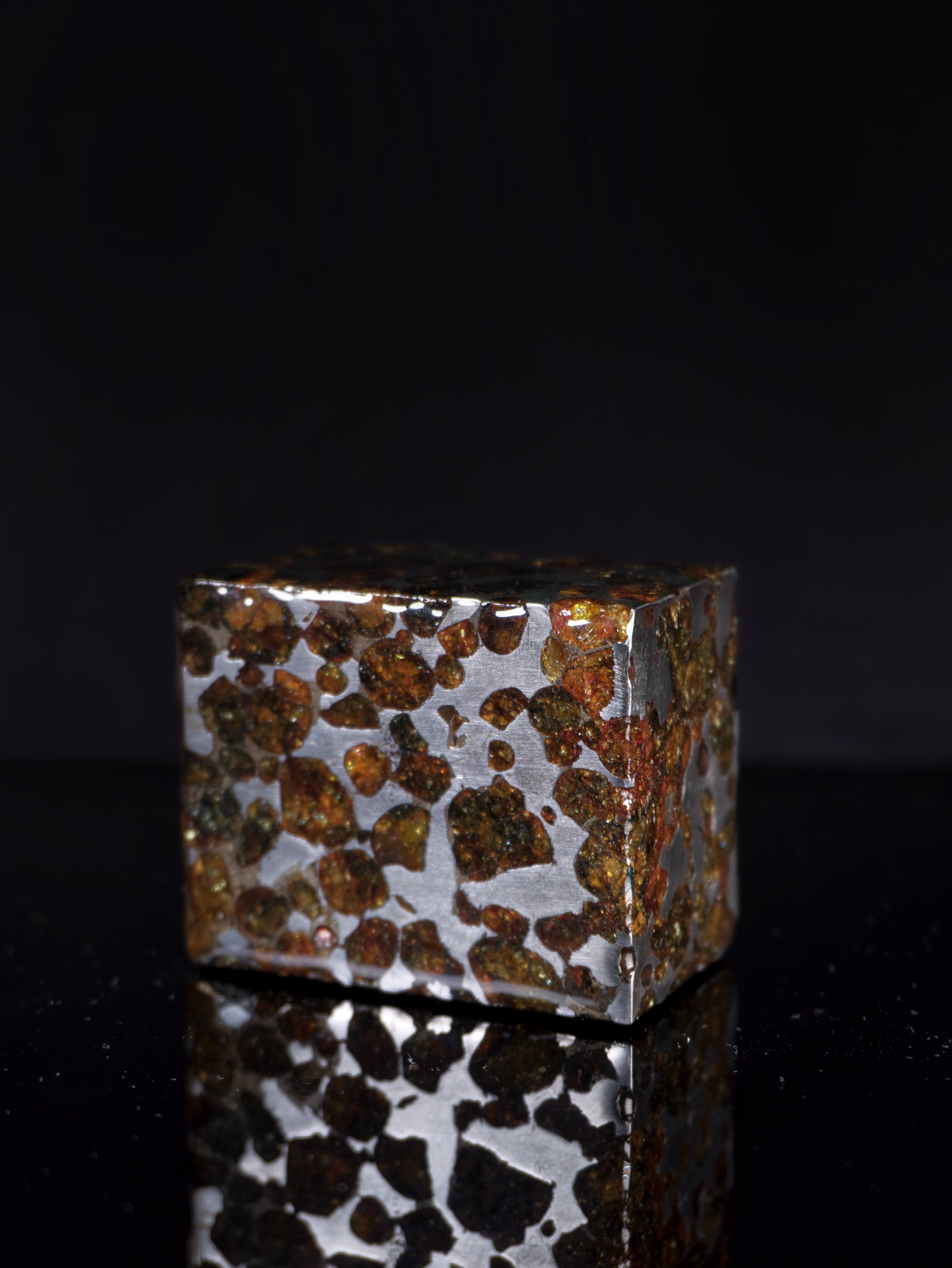 SERICHO PALLASITE METEORITE, KENYA. 258 GRAMS CUBE