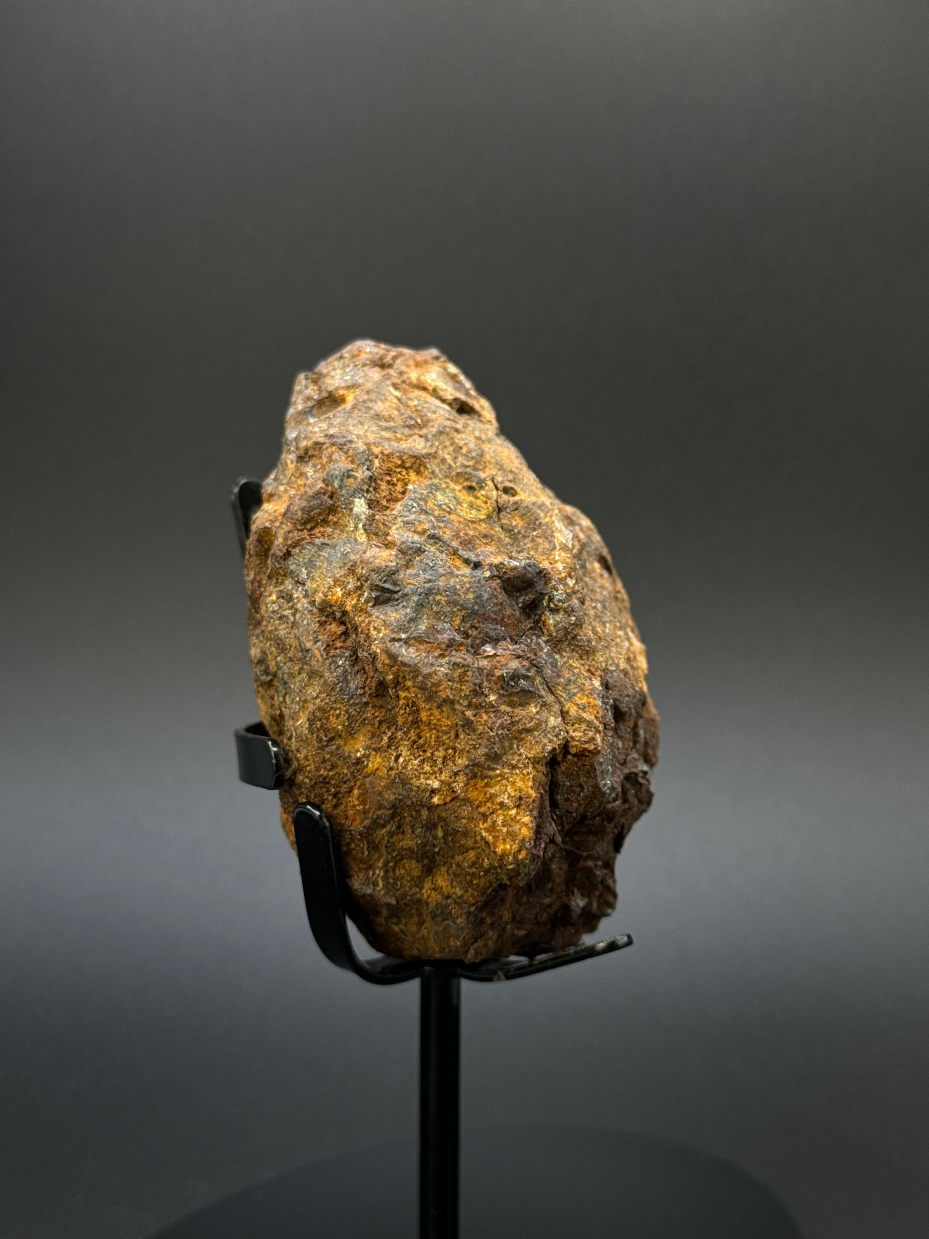 FULL SERICHO METEORITE FROM KENYA. WEIGHT: 335 GRAMS.