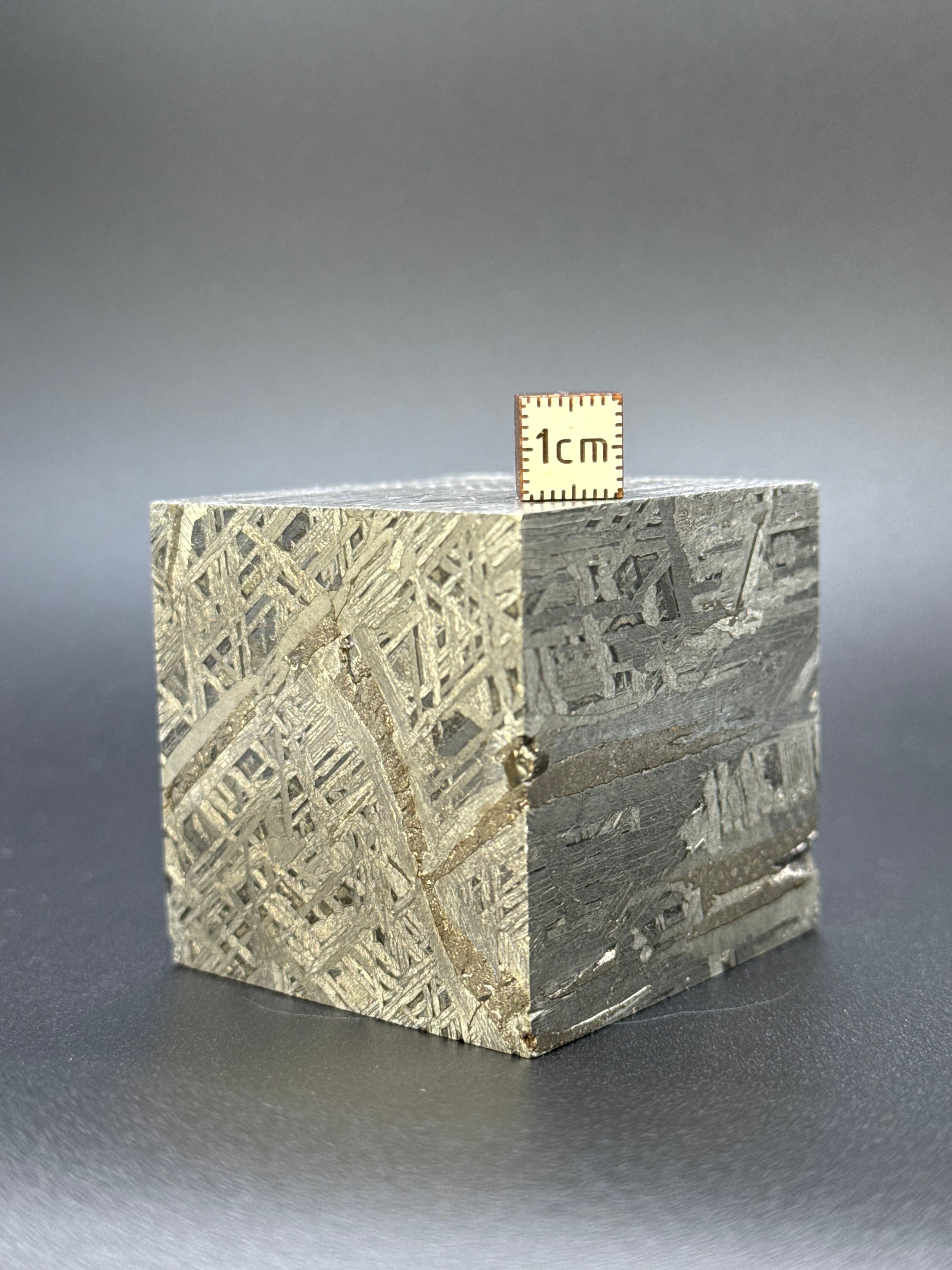 ALETAI, GOBI DESERT, CHINA. 988 GRAMS CUBE.