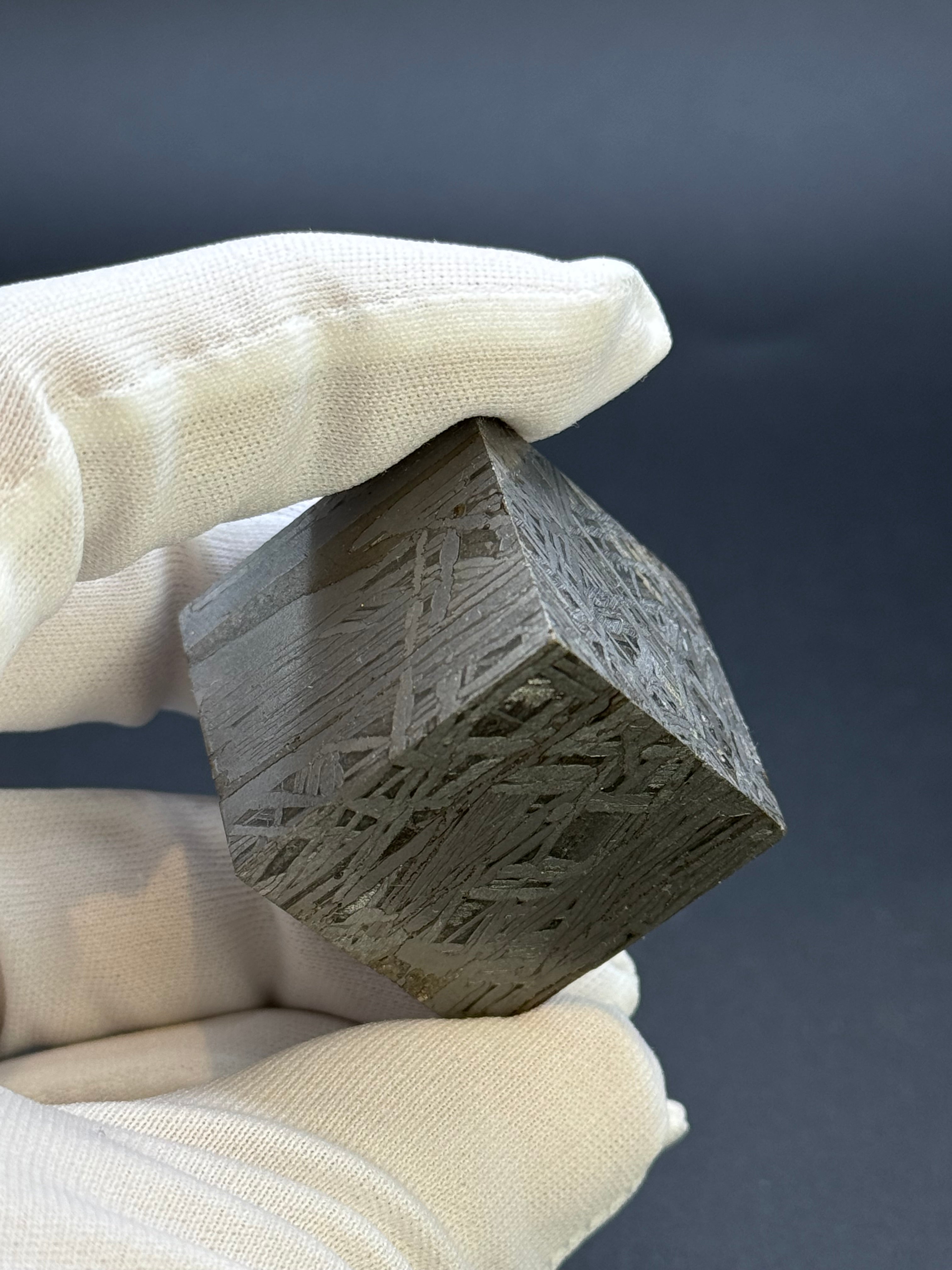 ALETAI, GOBI DESERT, CHINA. 196 GRAMS CUBE.