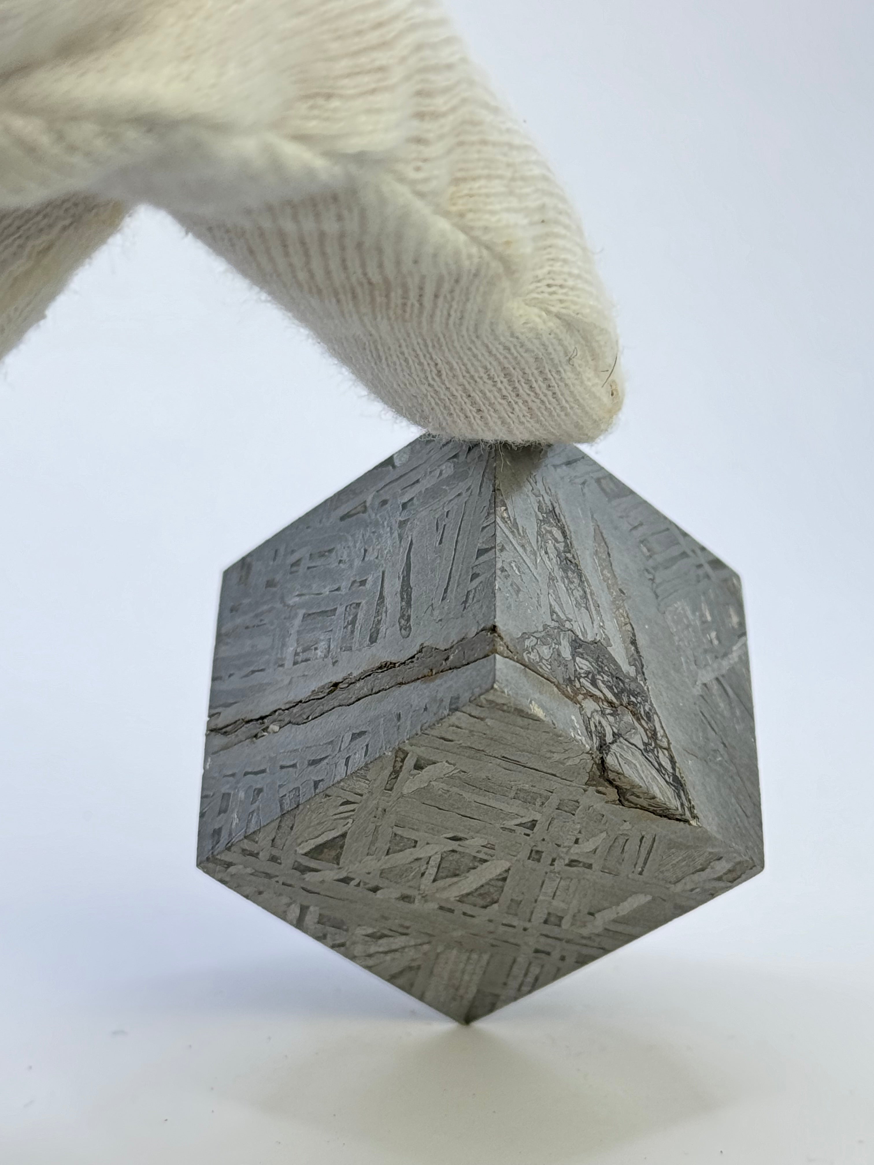 Aletai Meteorite, Gobi Desert, China. 191,97 grams Cube.