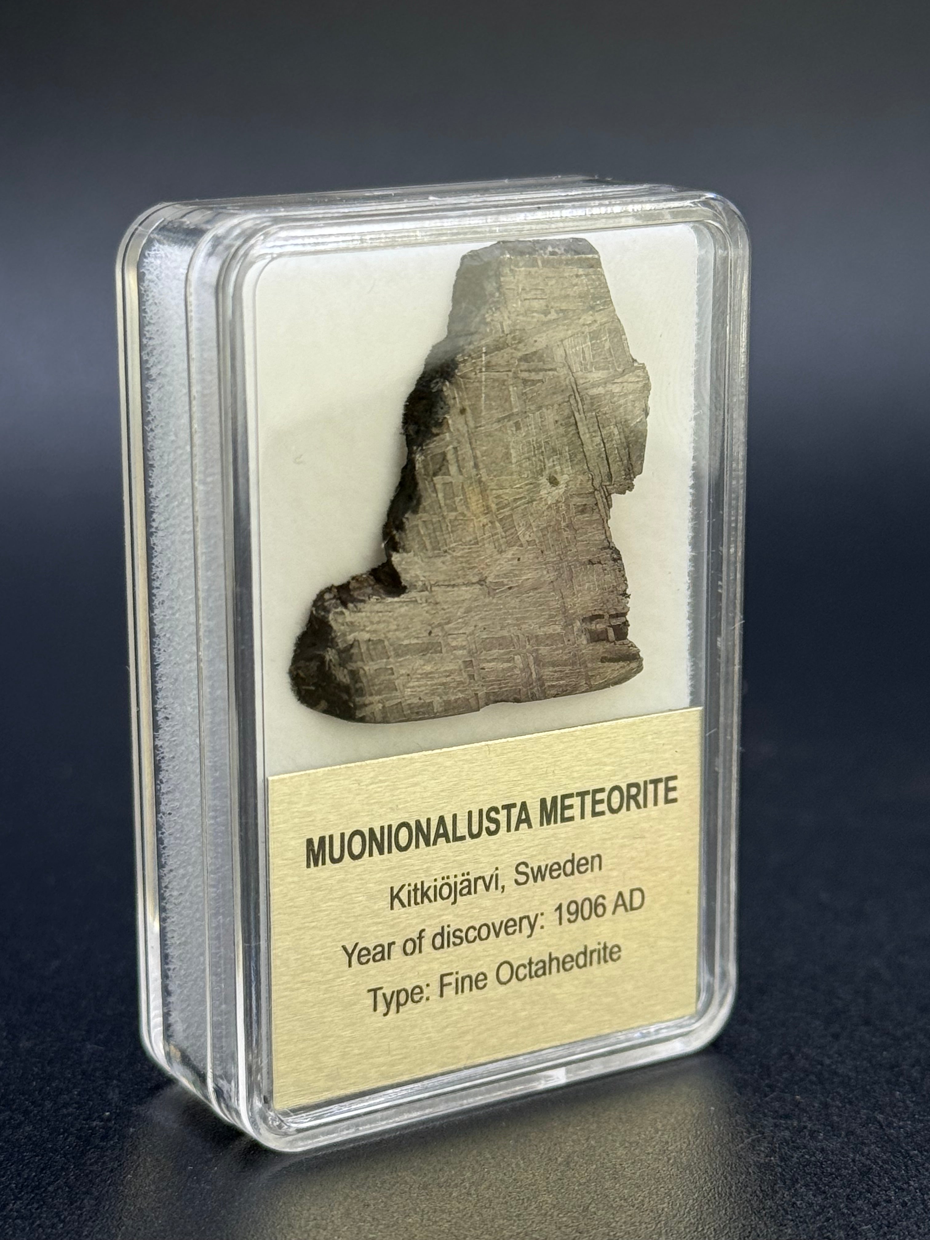 MUONIONALUSTA METEORITE, SWEDEN. DISPLAY BOX, 7,94 GRAMS.