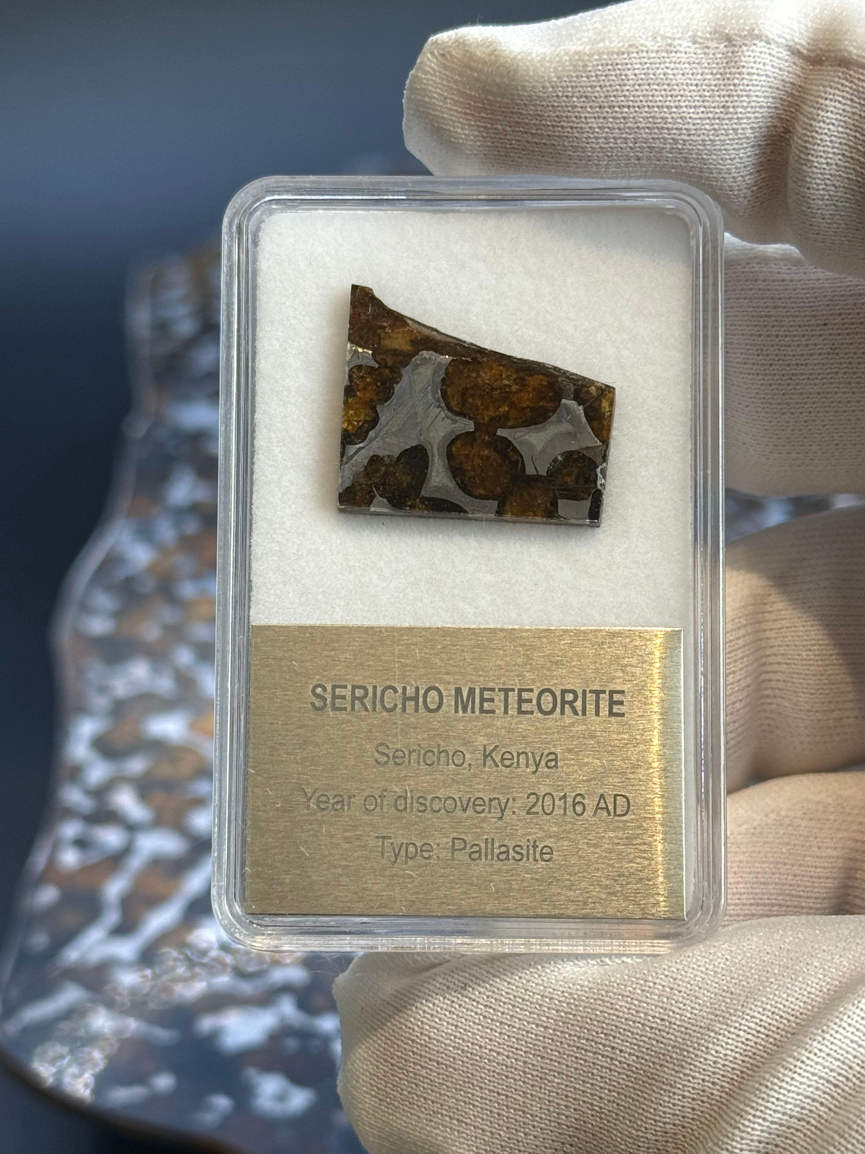 SERICHO METEORITE, KENYA. DISPLAY BOX. 2,6 GRAMS.