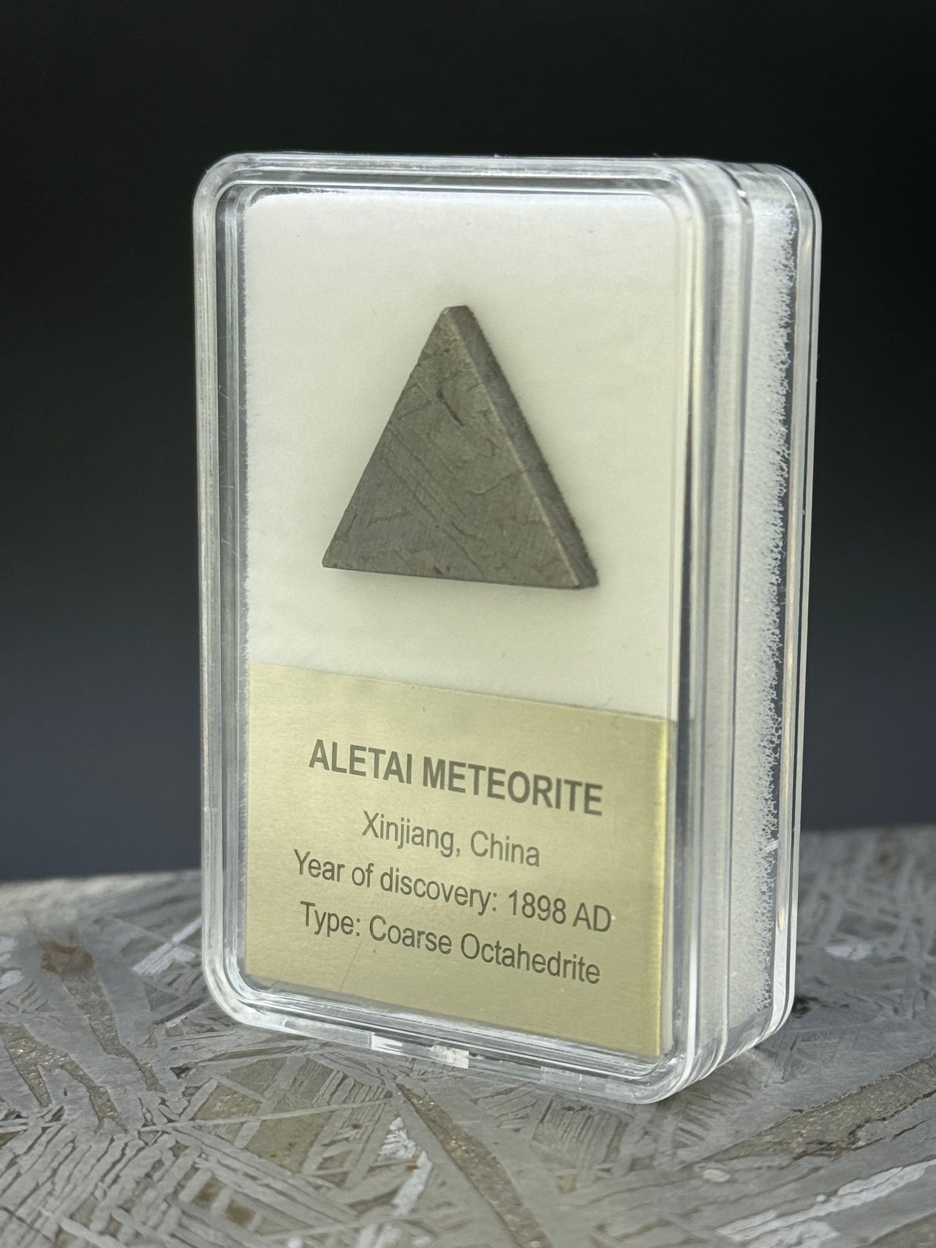 ALETAI METEORITE, GOBI DESERT, CHINA. DISPLAY BOX. 5 GRAMS.