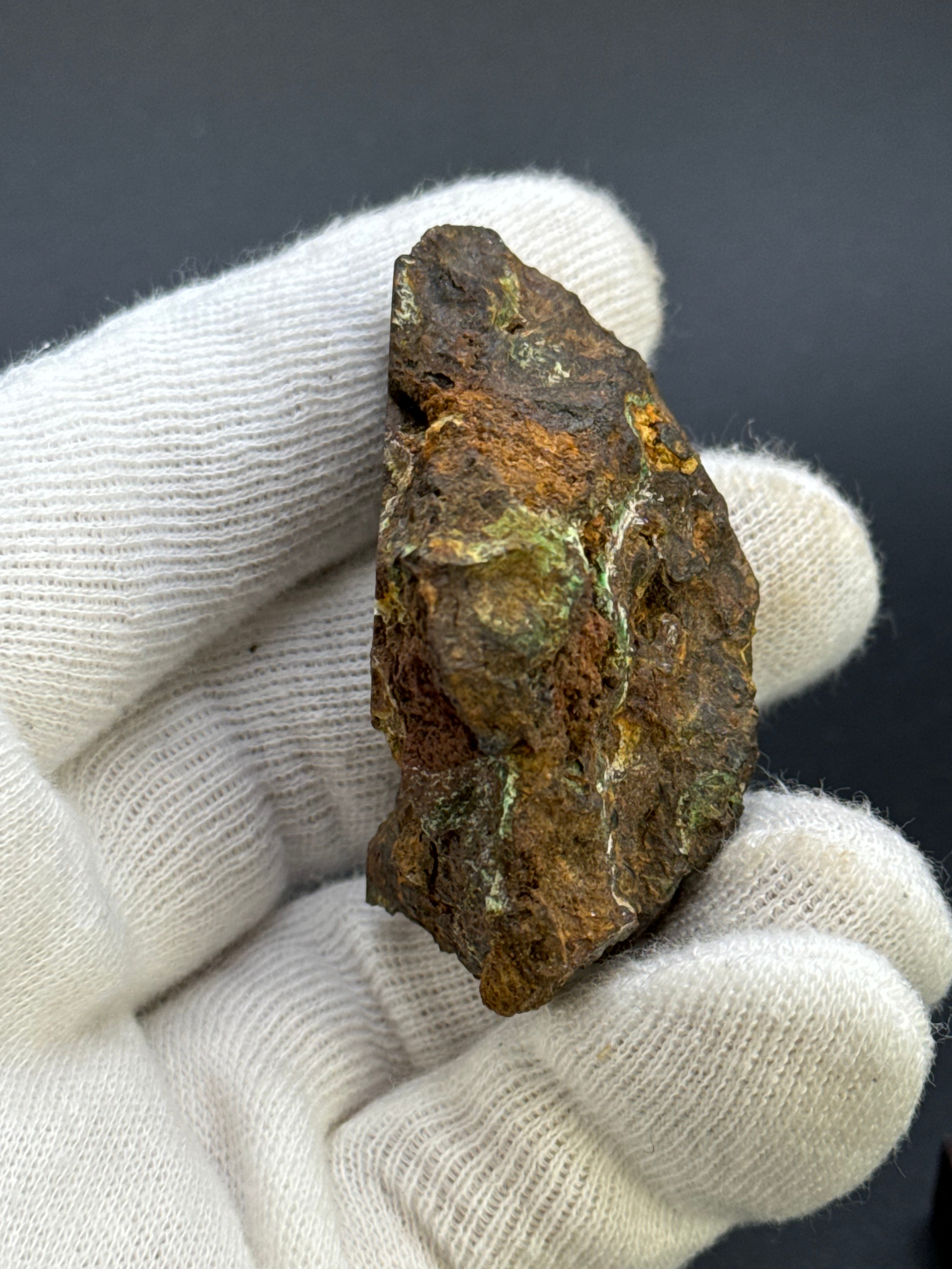 Sericho pallasite meteorite, Kenya. 85,9 grams full meteorite.