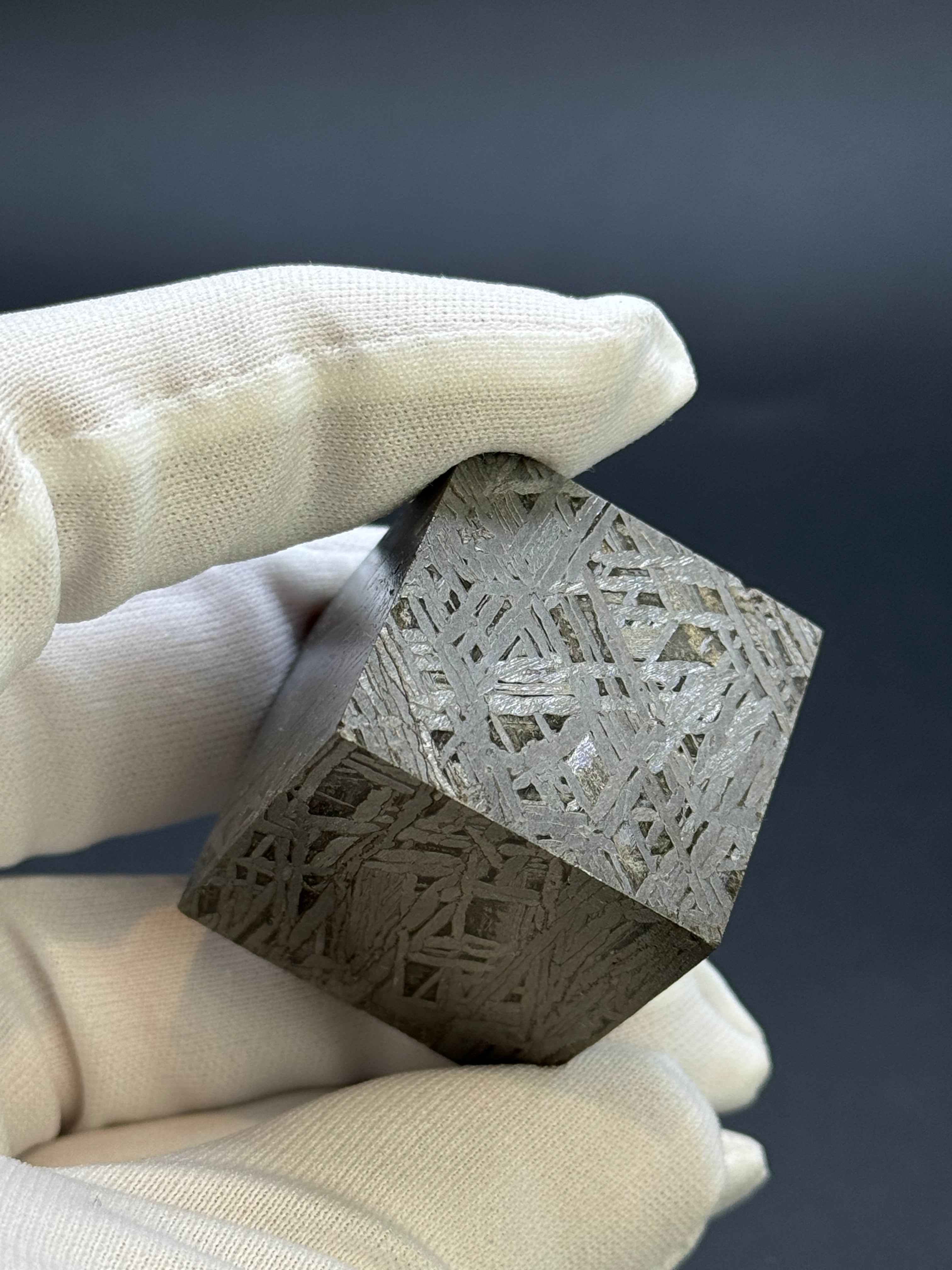 ALETAI, GOBI DESERT, CHINA. 196 GRAMS CUBE.