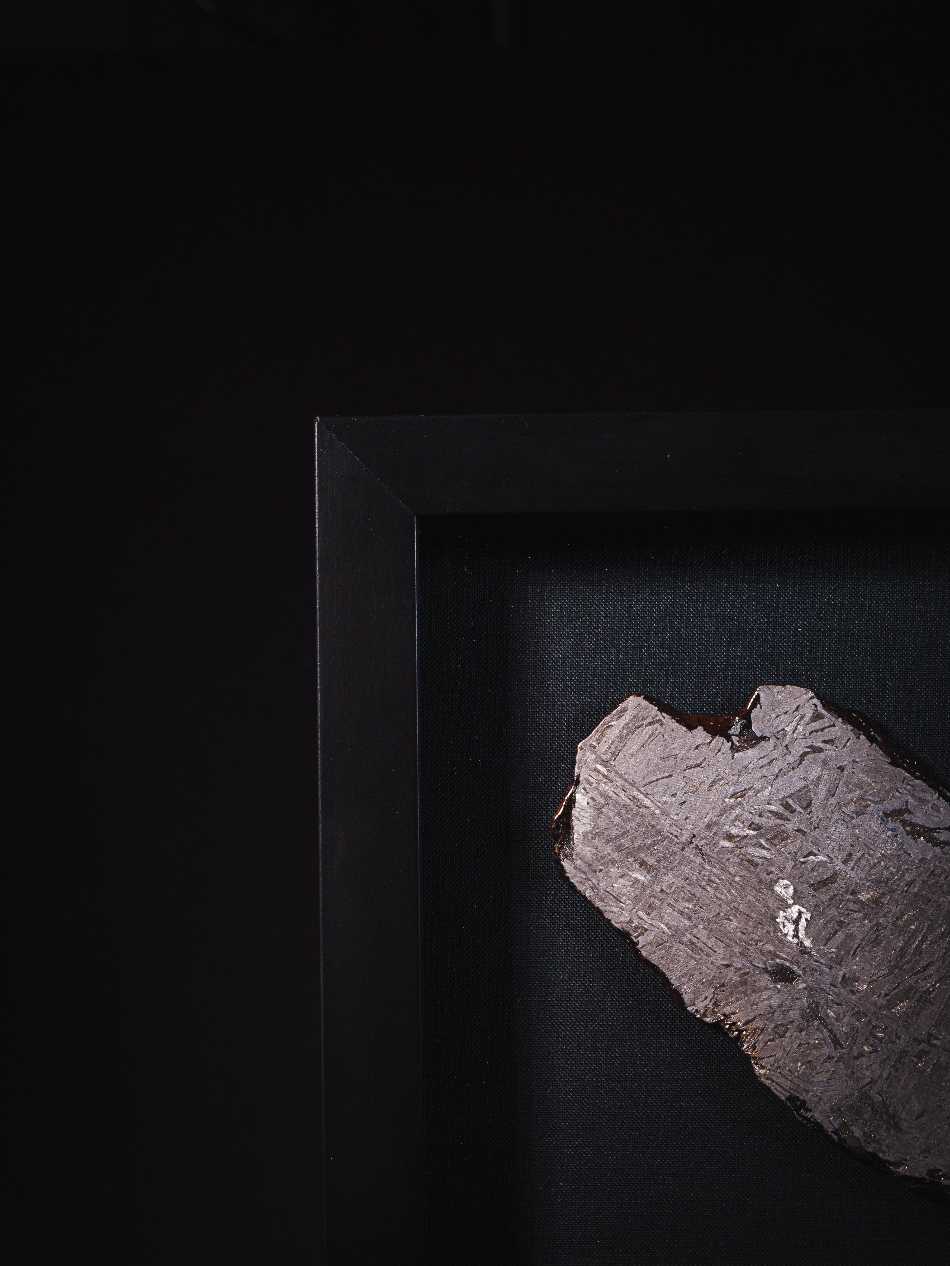 Aletai meteorite framed slice with crust - 300g