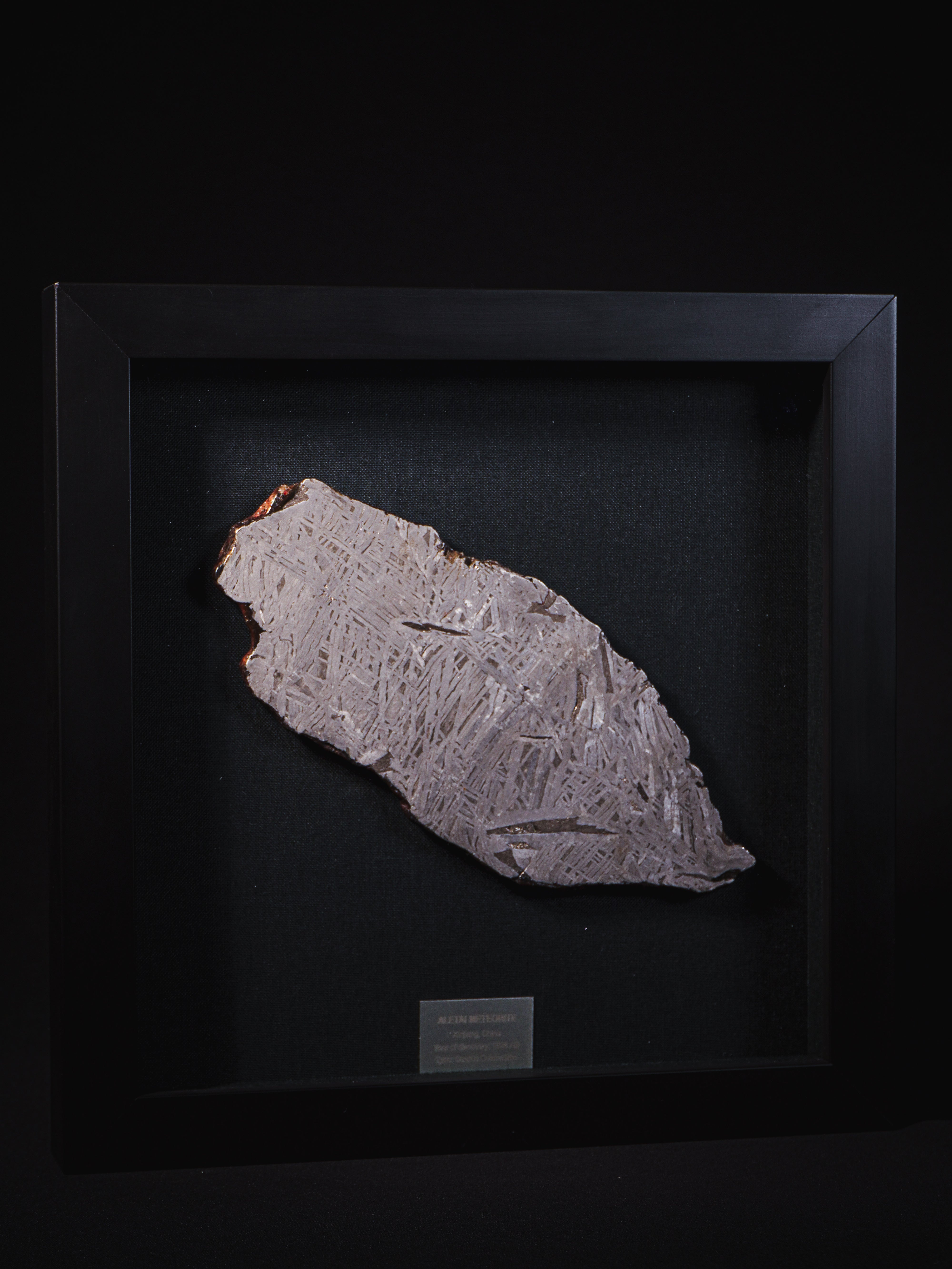 Aletai meteorite framed slice with crust - 300g
