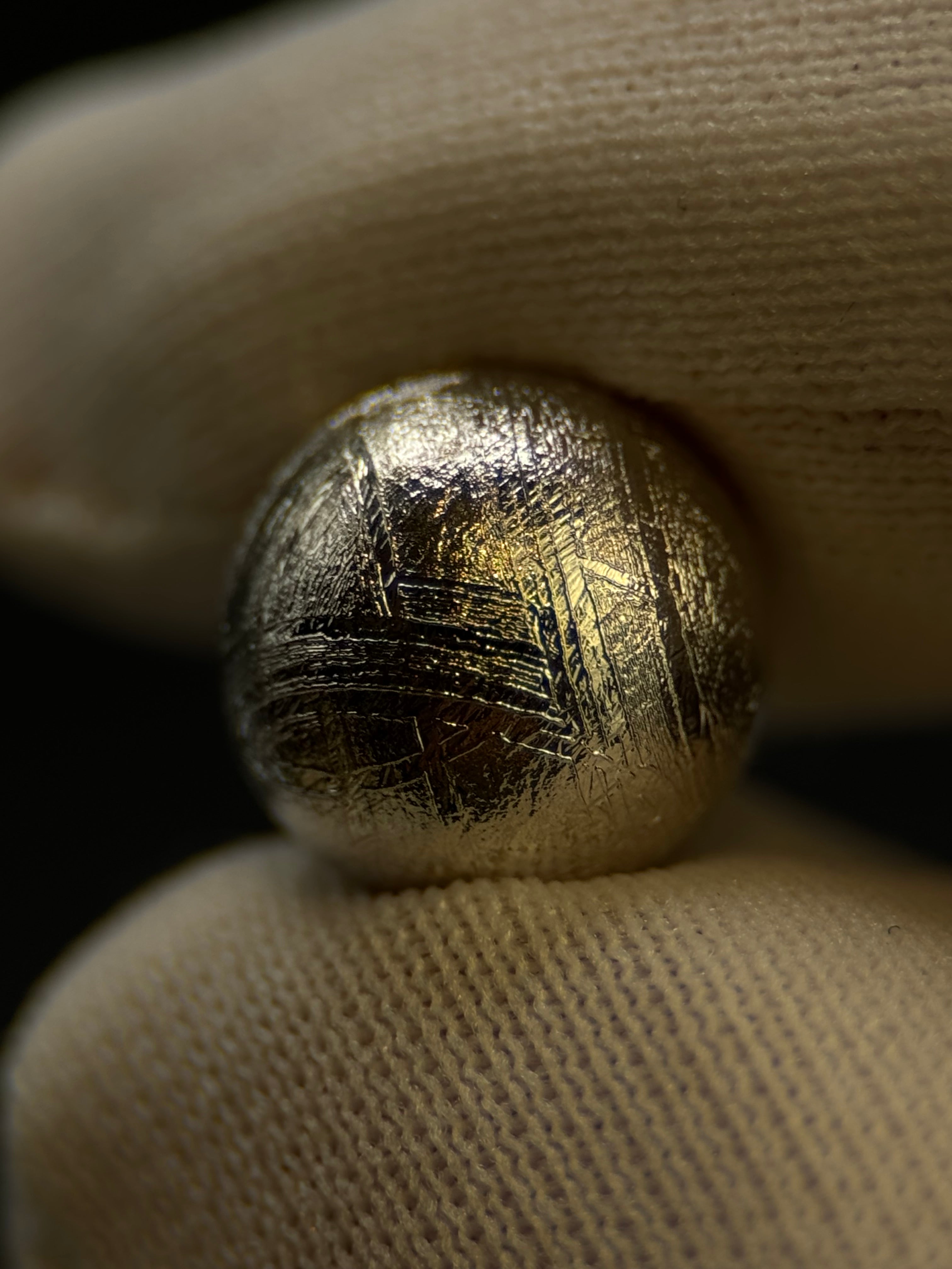MUONIONALUSTA METEORITE, SWEDEN. DISPLAY BOX. 10MM DIAMETER SPHERE.
