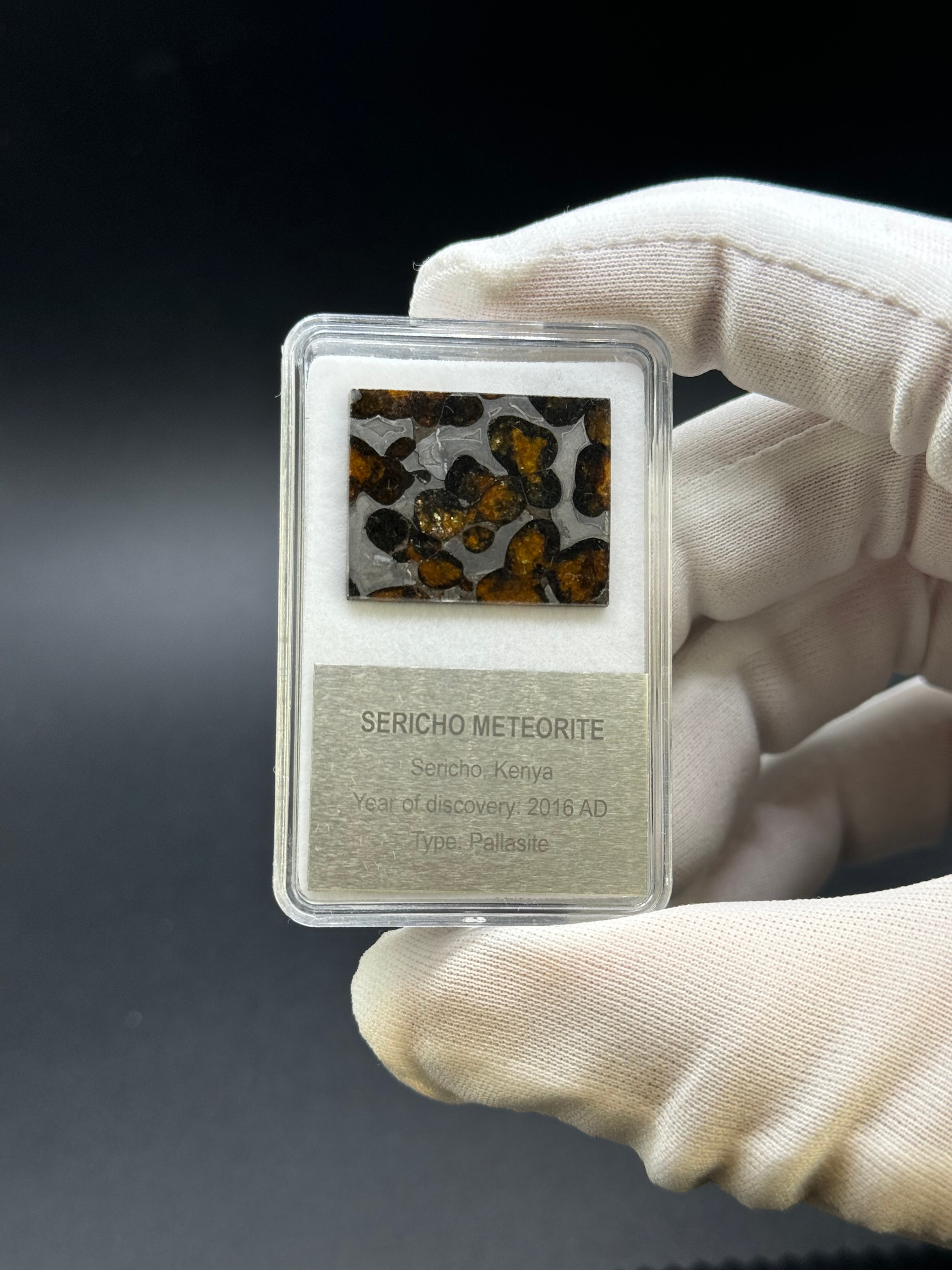 SERICHO METEORITE, KENYA. DISPLAY BOX. 4,4 GRAMS.